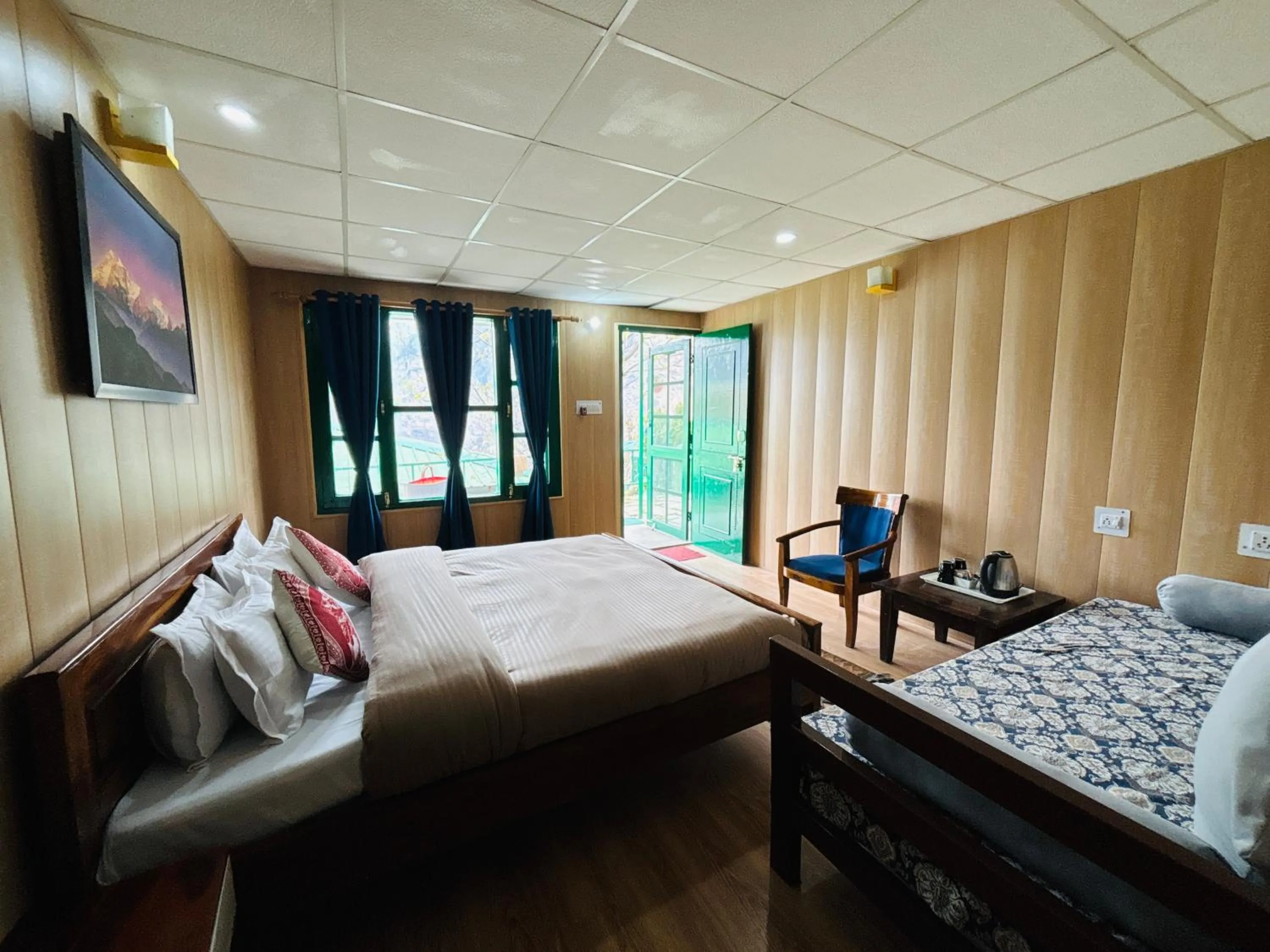 Bedroom, Bed in Himalayan High, Auli, By Himalayan Eco Lodges