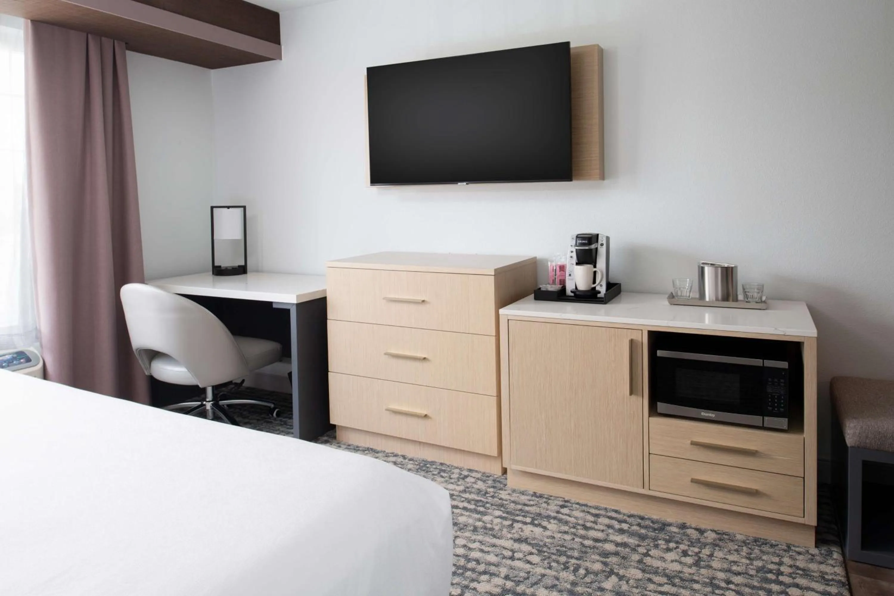 Photo of the whole room, Bed in Best Western Premier Keizer Salem Hotel