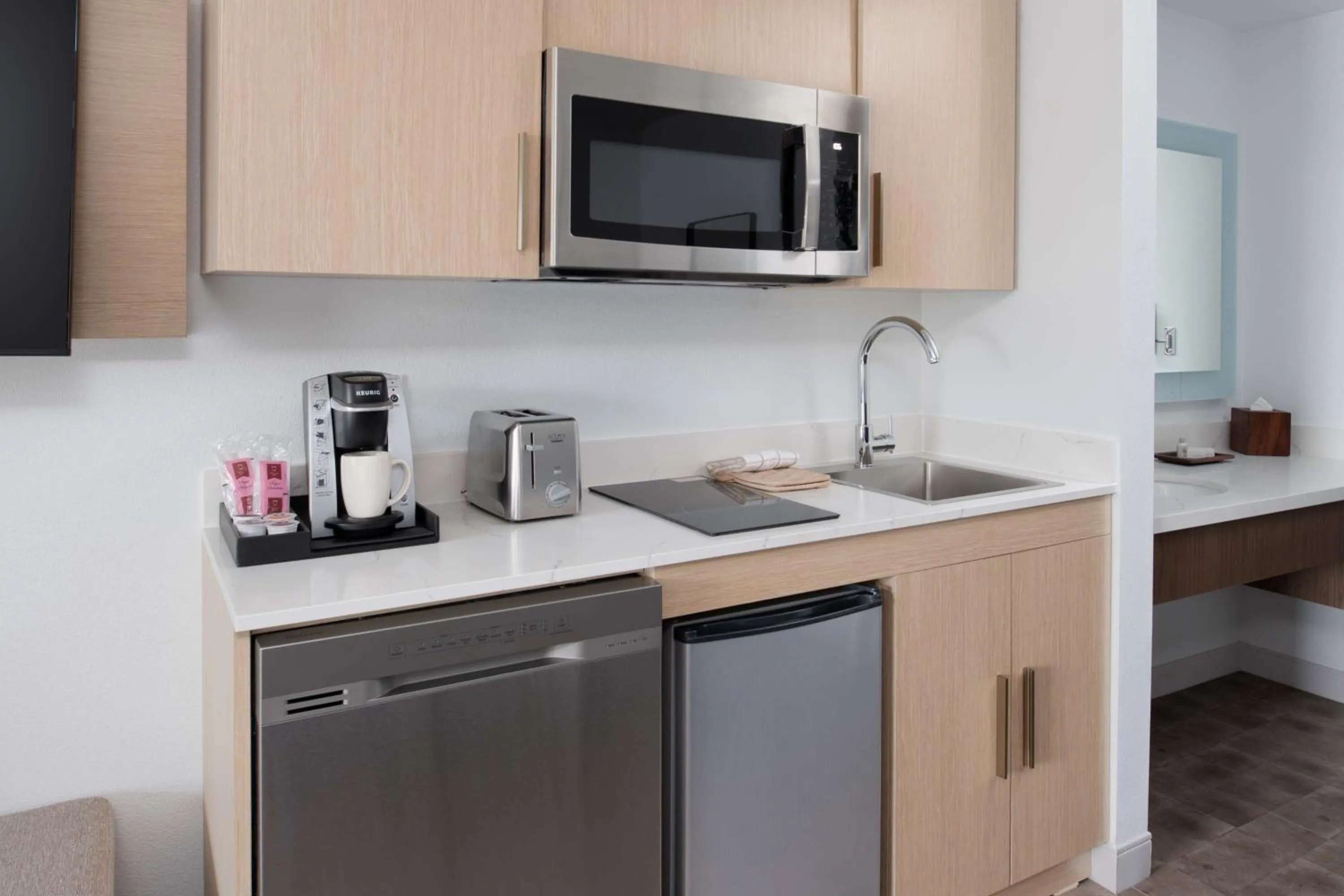 Kitchen or kitchenette in Best Western Premier Keizer Salem Hotel