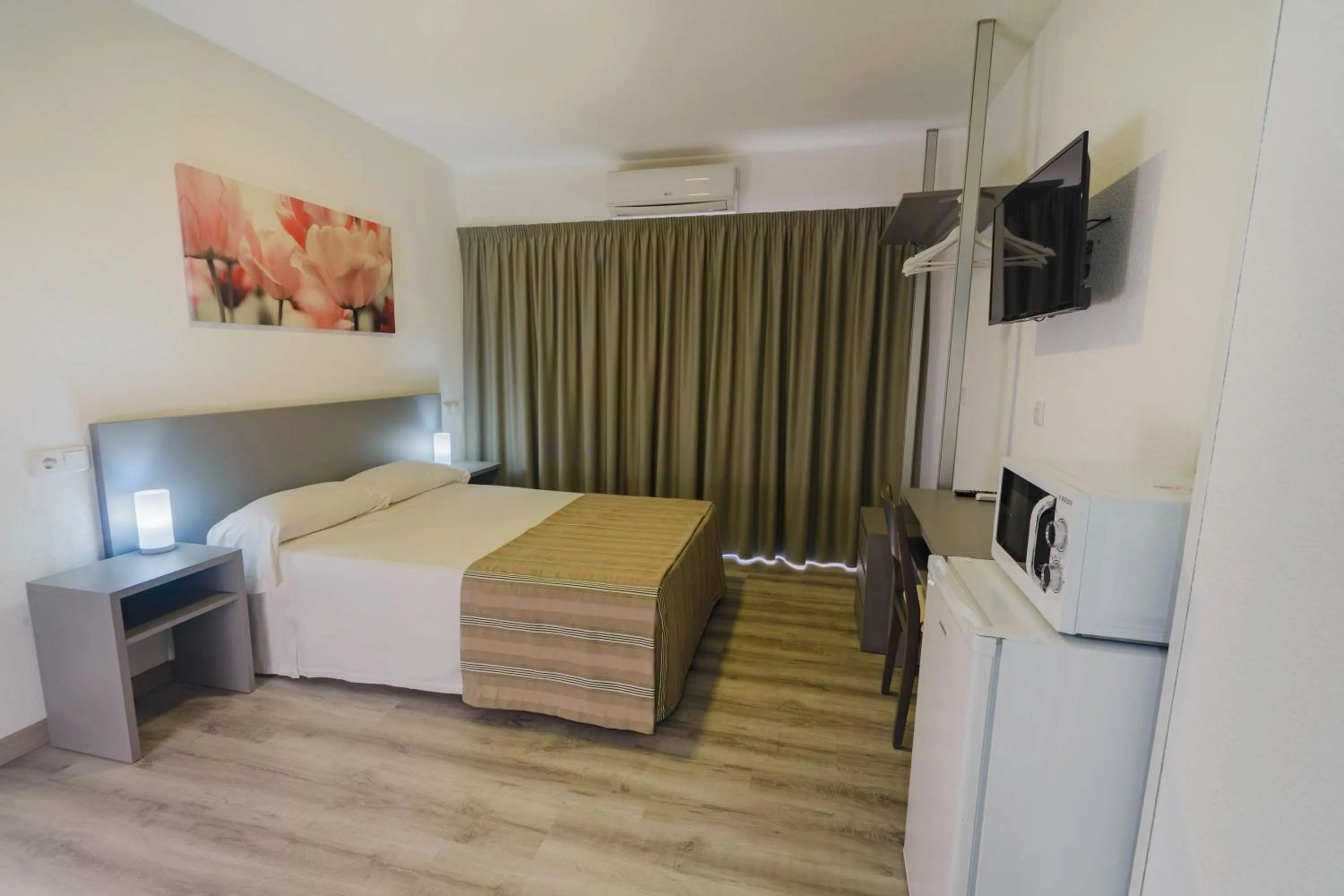 Bed in Hostal Anna Benidorm