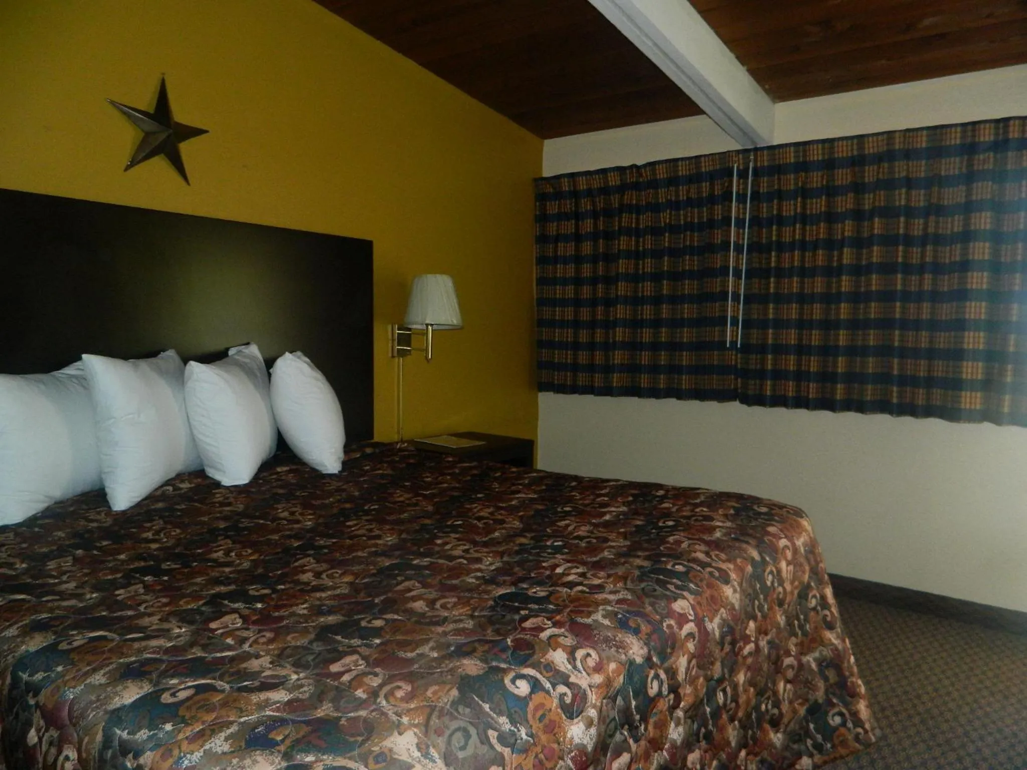 Bedroom, Bed in Freer Motel