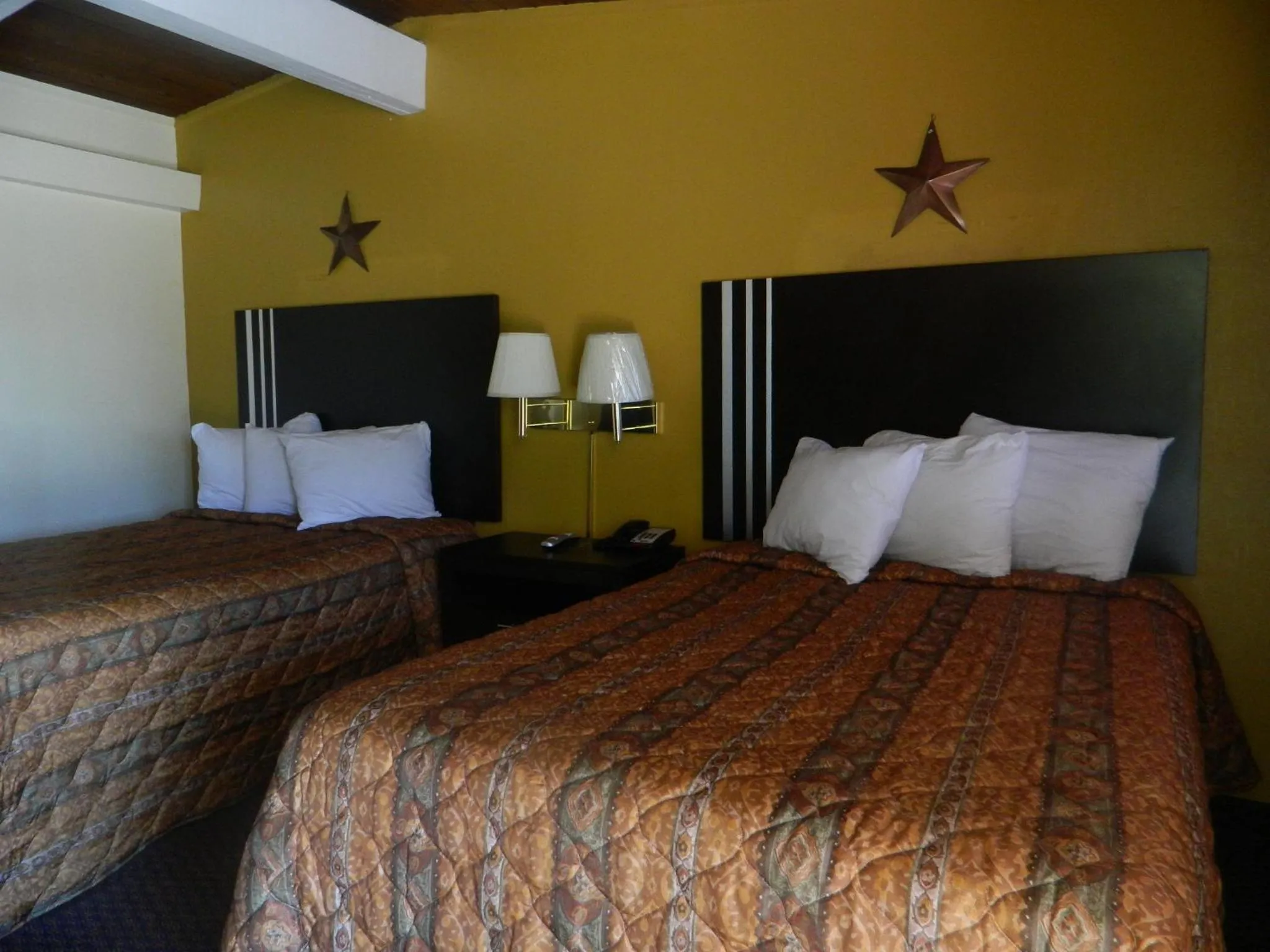 Photo of the whole room, Bed in Freer Motel