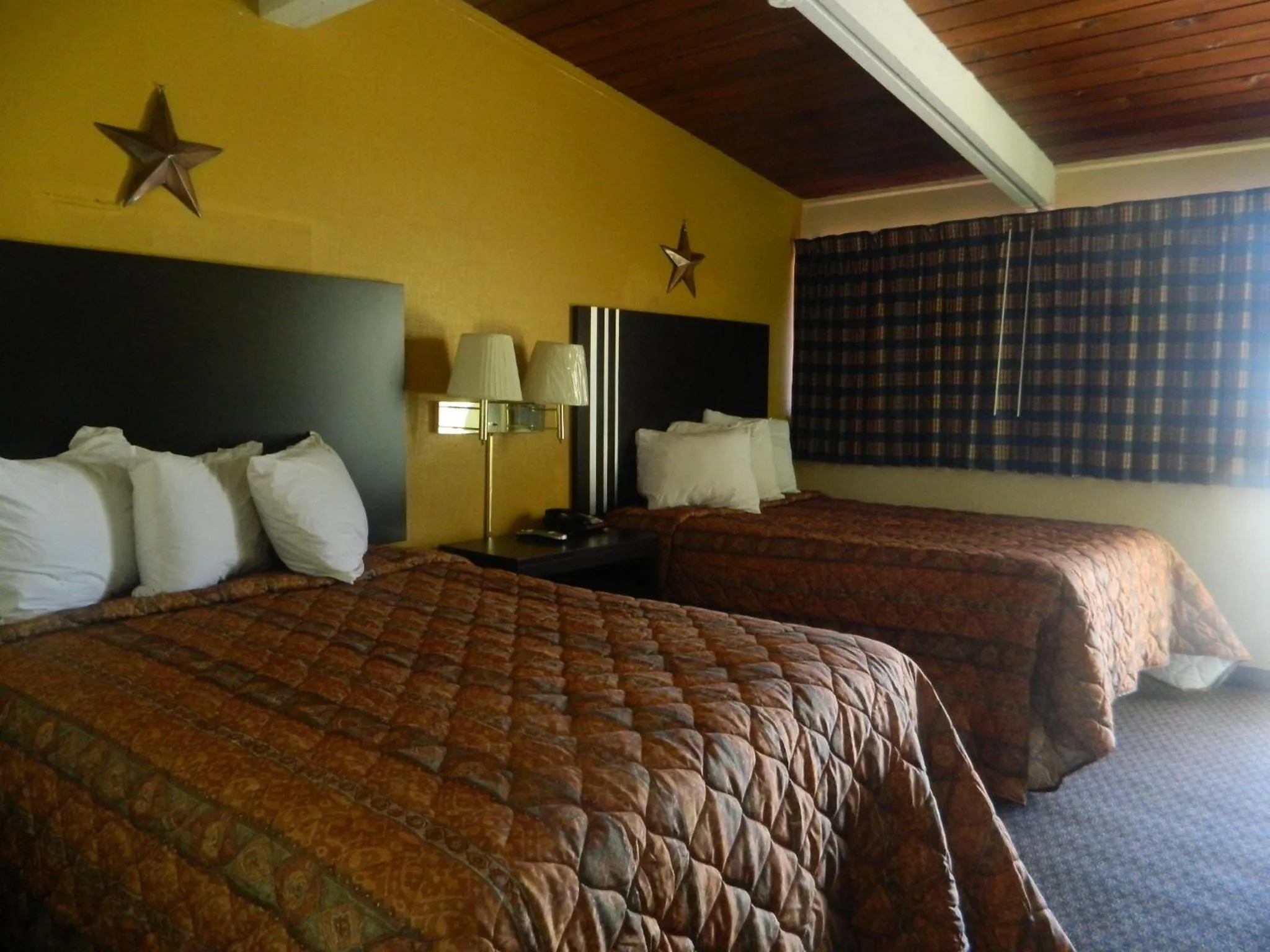 Photo of the whole room, Bed in Freer Motel