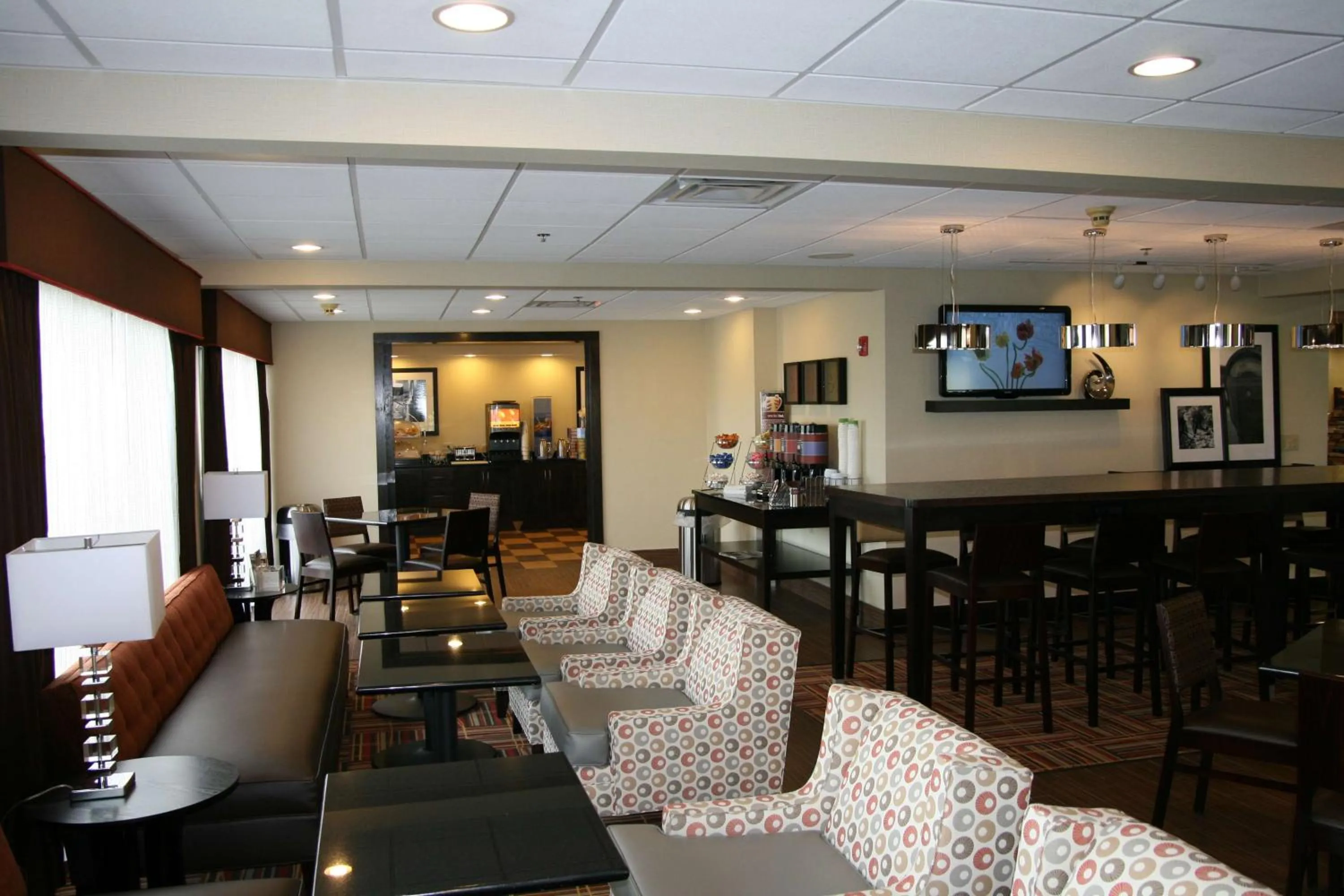 Dining area in Hampton Inn Uniontown