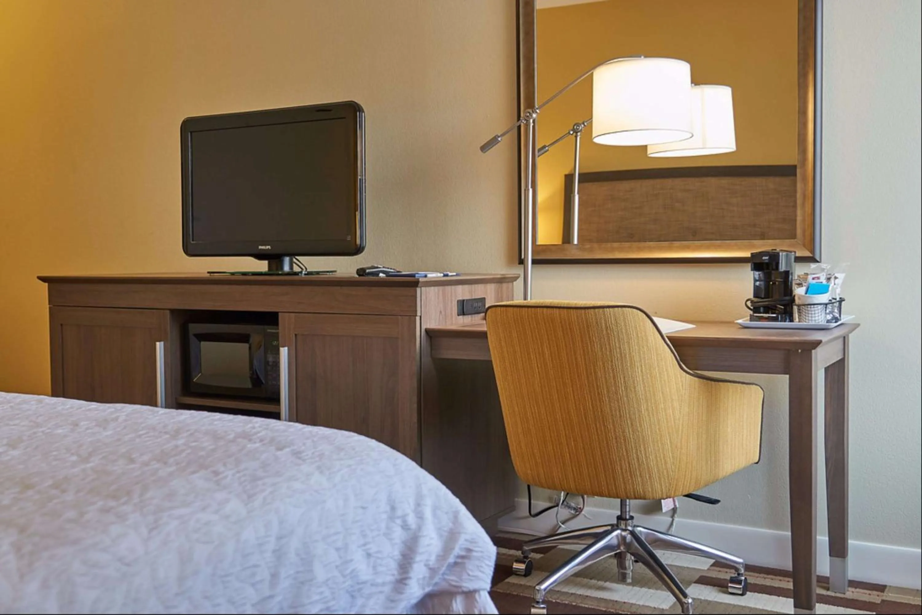 Bedroom, Bed in Hampton Inn Uniontown