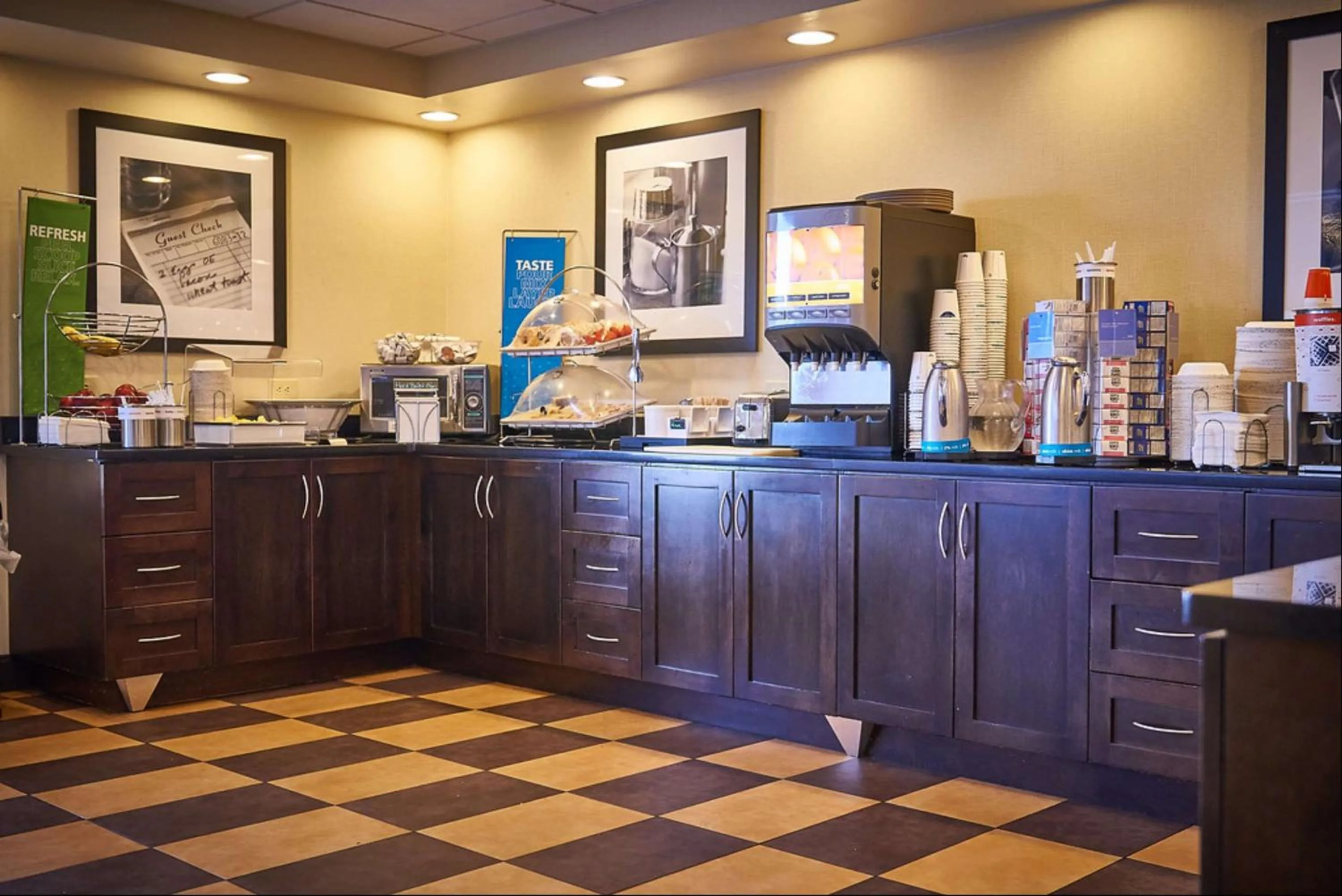Dining area in Hampton Inn Uniontown
