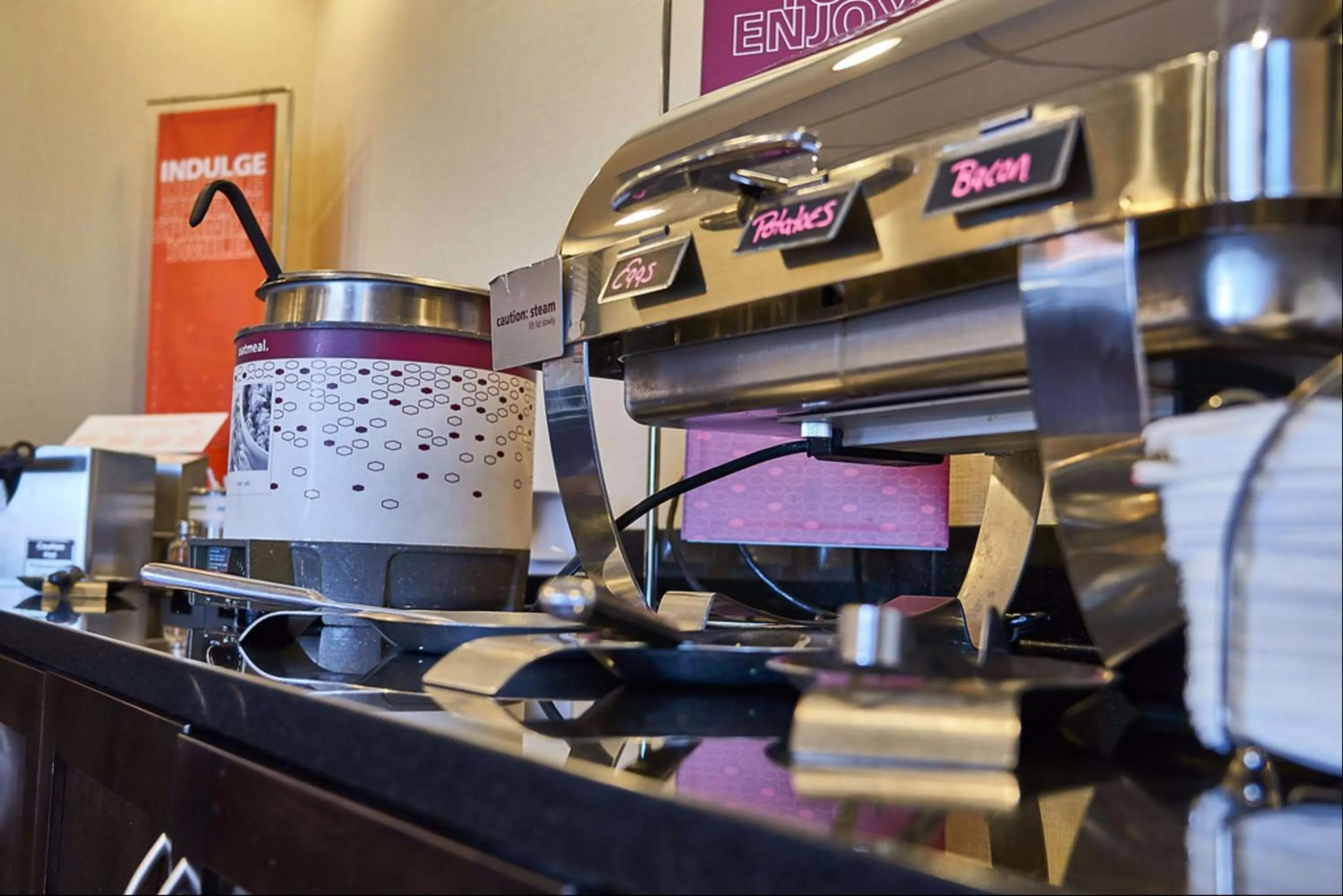 Dining area in Hampton Inn Uniontown