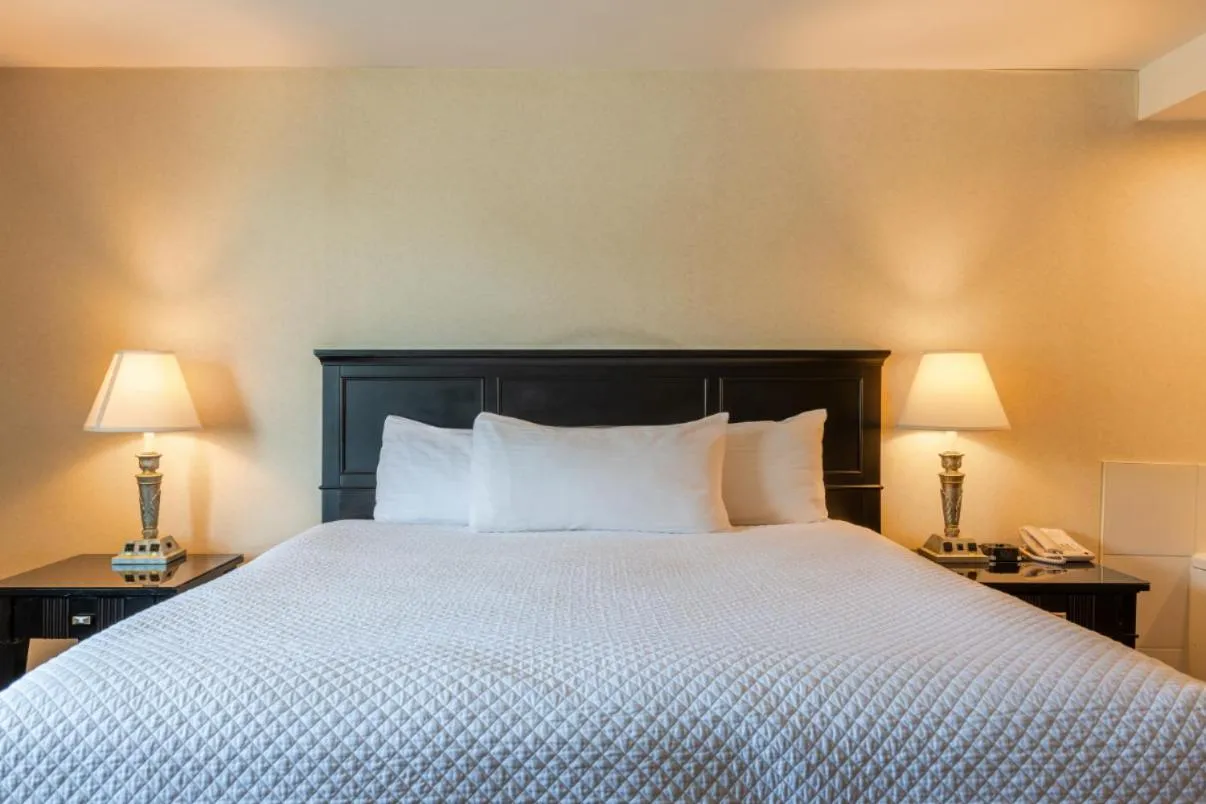 Bed in Ogunquit Hotel and Suites