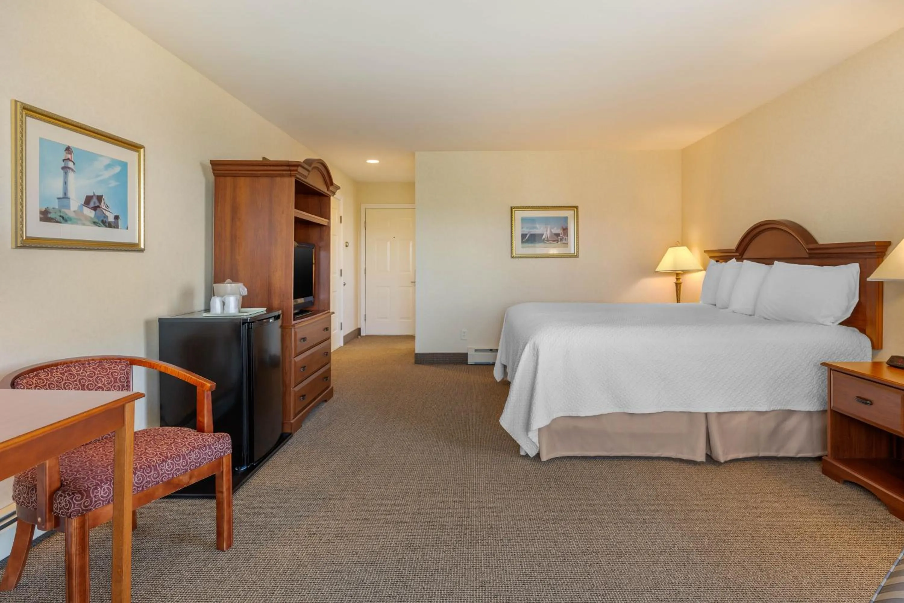 Photo of the whole room, Bed in Ogunquit Hotel and Suites