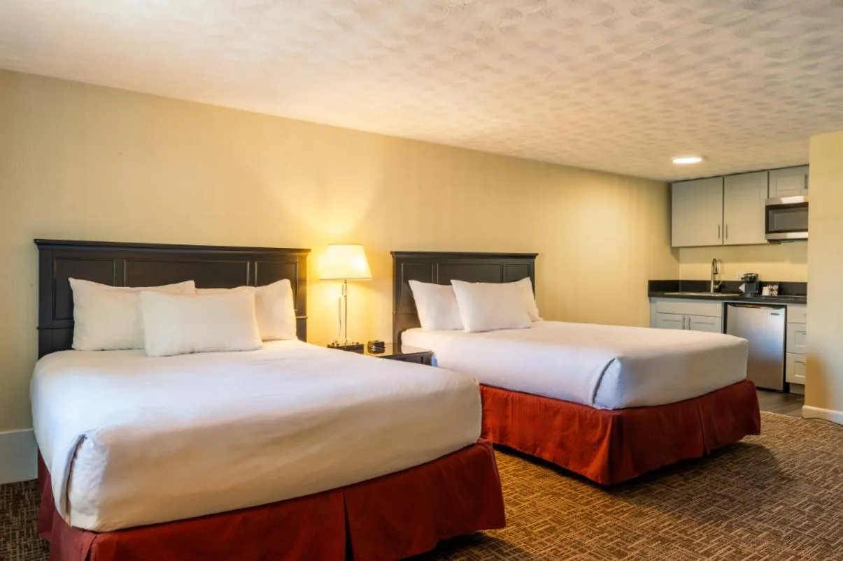 Bedroom, Bed in Ogunquit Hotel and Suites