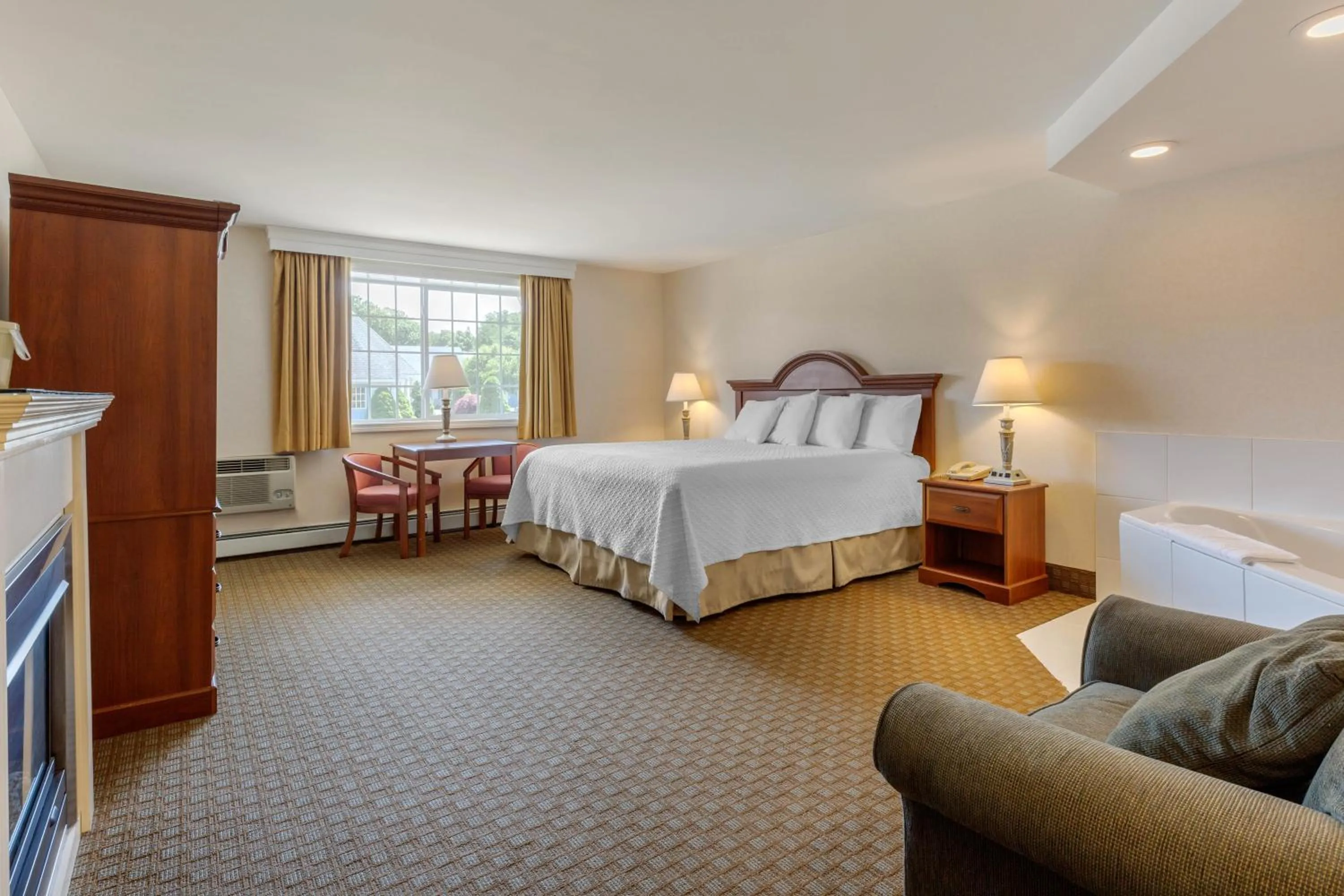 Photo of the whole room, Bed in Ogunquit Hotel and Suites