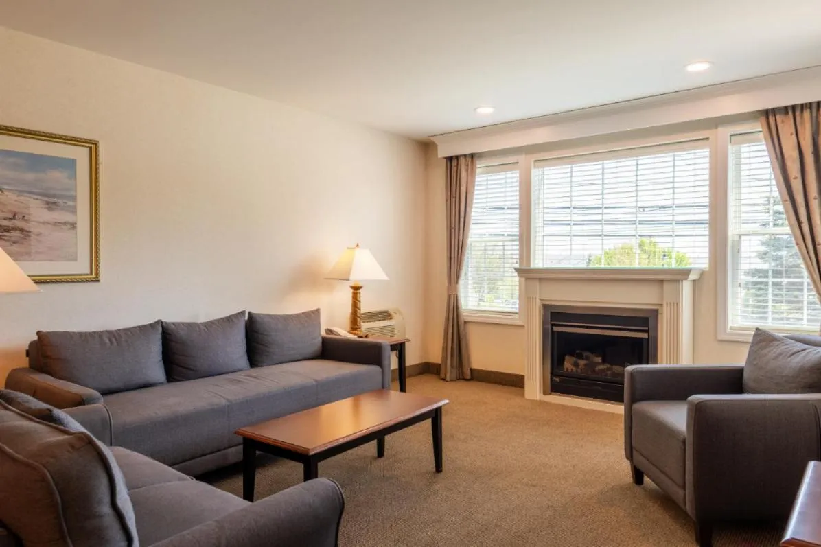Living room in Ogunquit Hotel and Suites