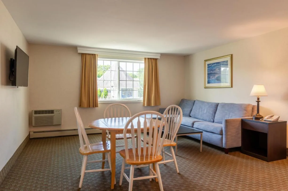 Living room in Ogunquit Hotel and Suites