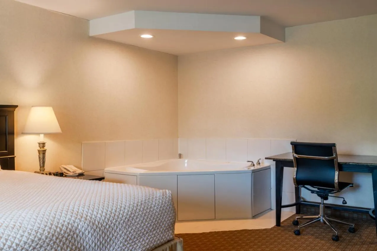 Bath, Bed in Ogunquit Hotel and Suites