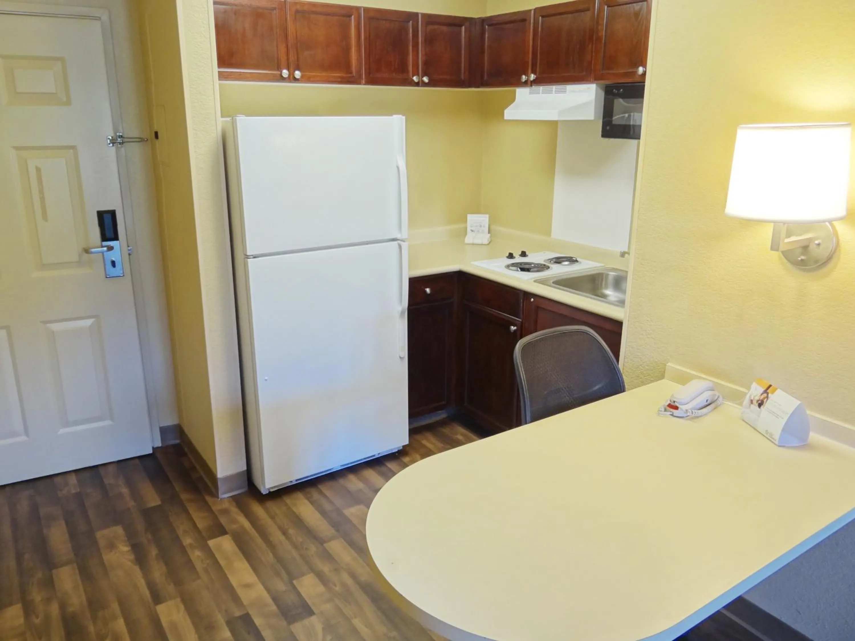 Kitchen or kitchenette in LoneStar Suites