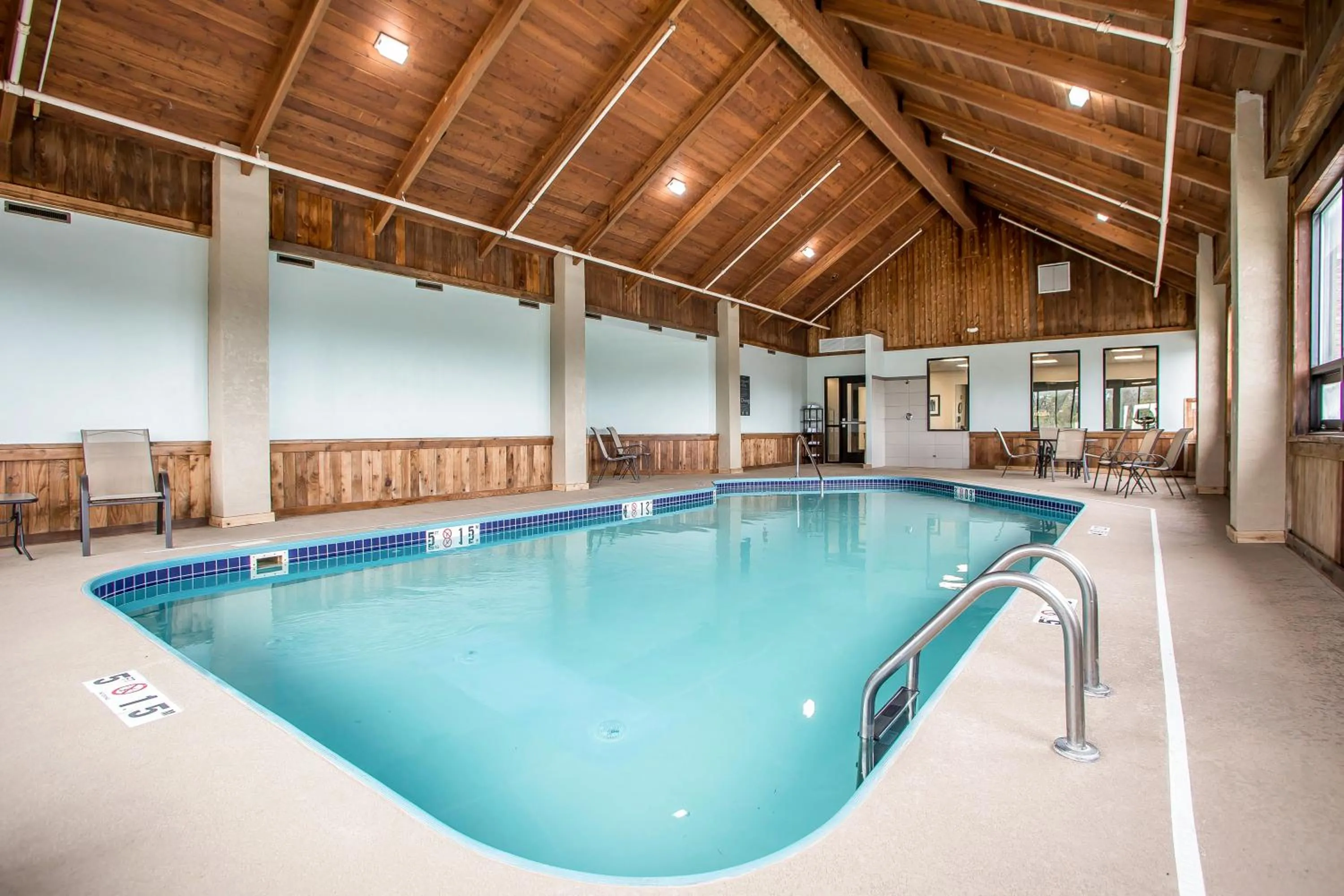 Swimming pool in Comfort Inn Hammond I-94