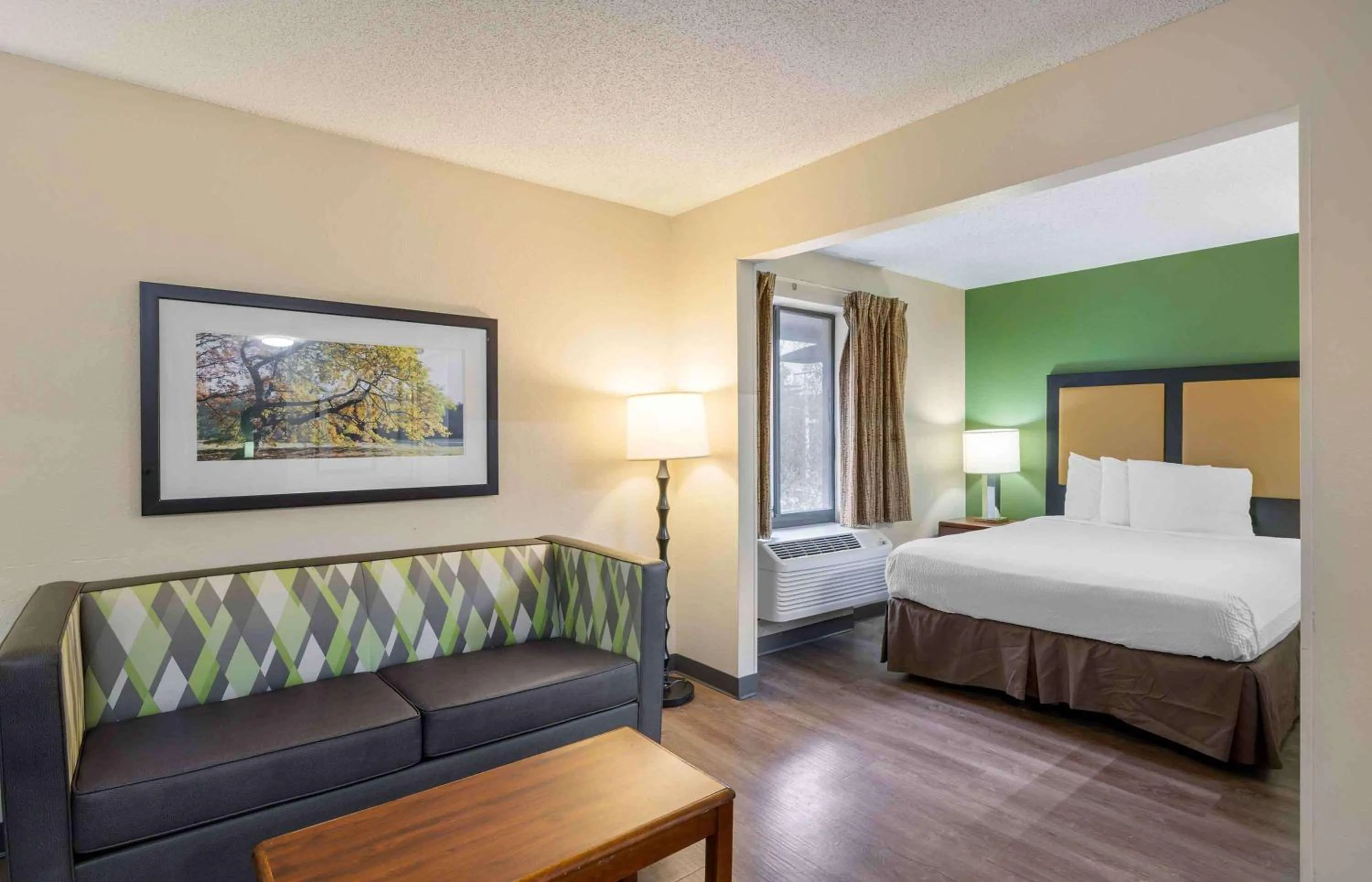 Bedroom, Bed in Extended Stay America Suites - Omaha - West