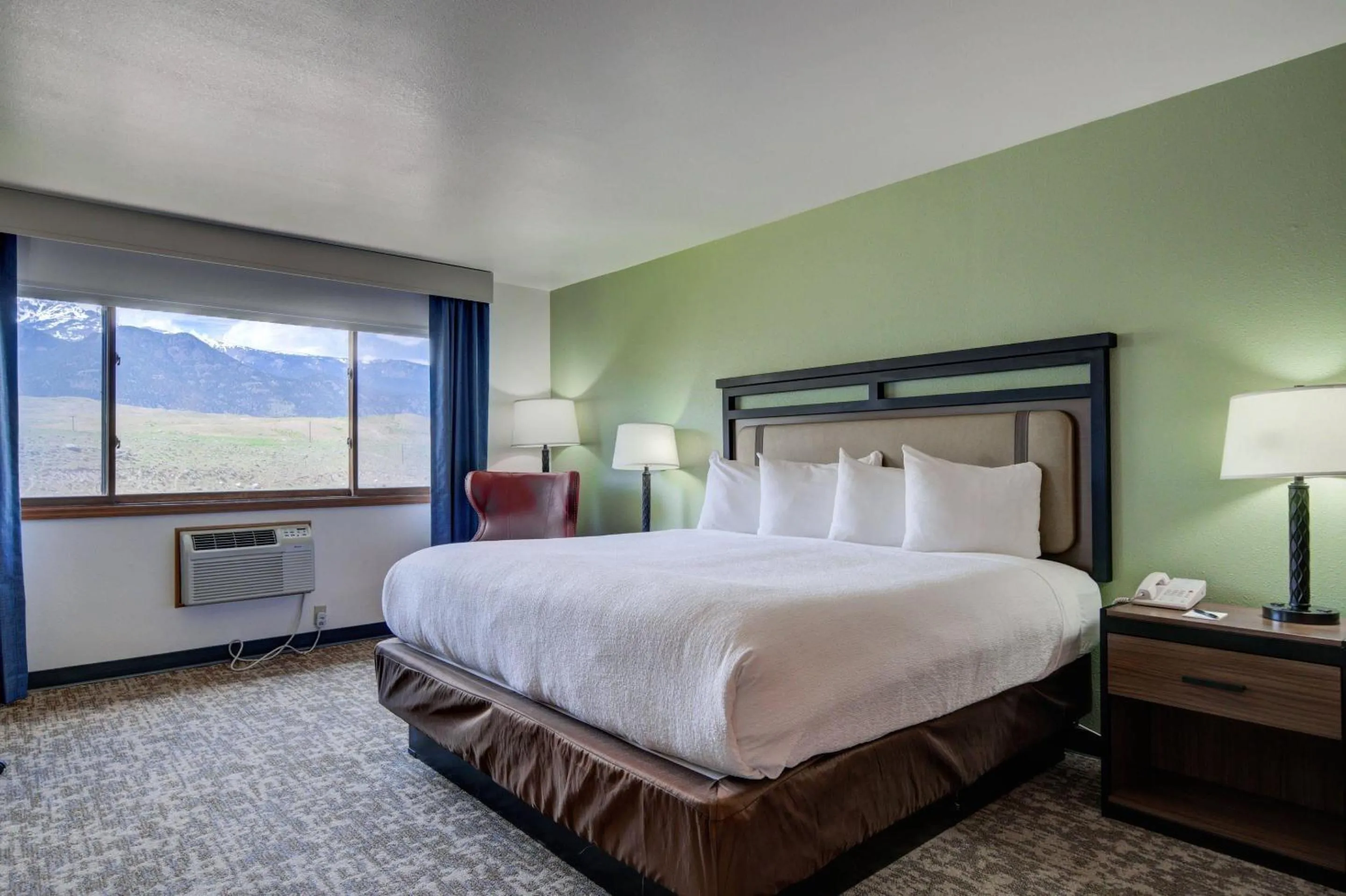 Bedroom, Bed in Ridgeline Hotel at Yellowstone, an Ascend Collection Hotel