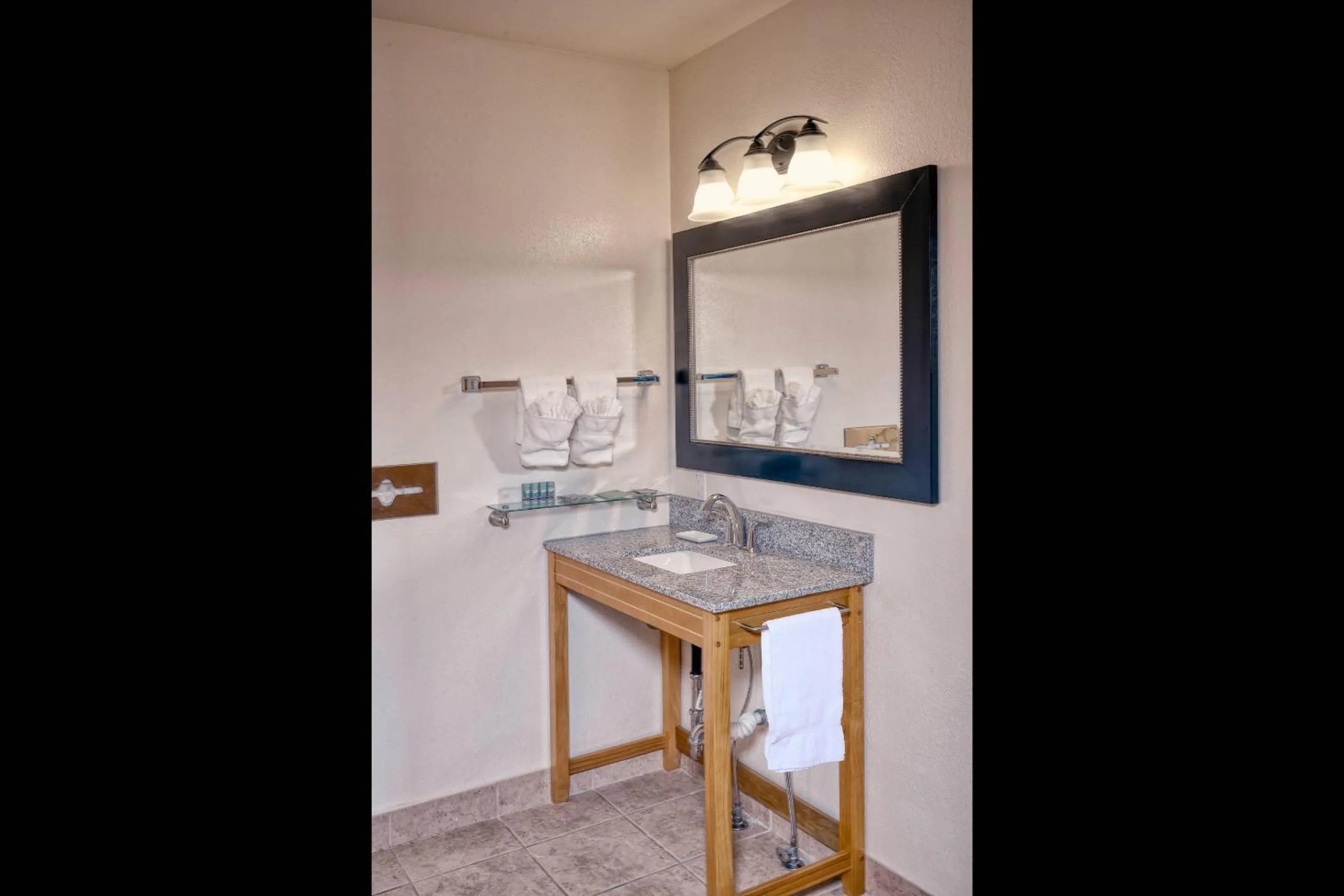 Bedroom in Ridgeline Hotel at Yellowstone, an Ascend Collection Hotel