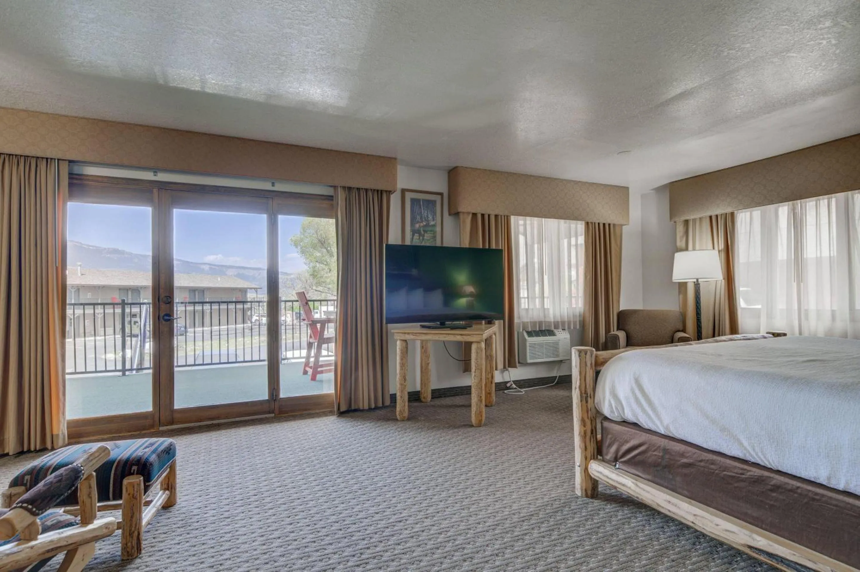Bedroom, Bed in Ridgeline Hotel at Yellowstone, an Ascend Collection Hotel