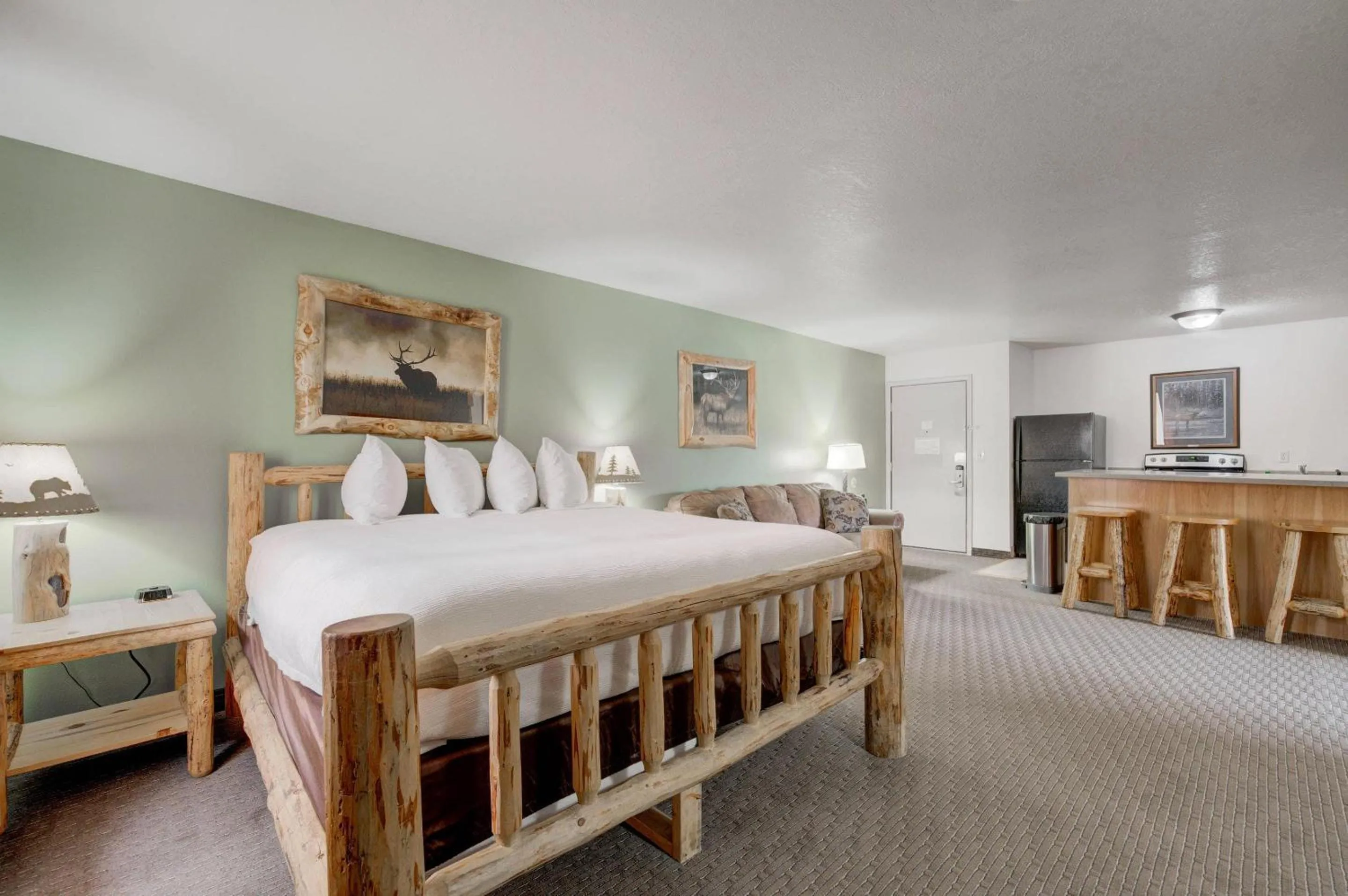 Bedroom, Bed in Ridgeline Hotel at Yellowstone, an Ascend Collection Hotel