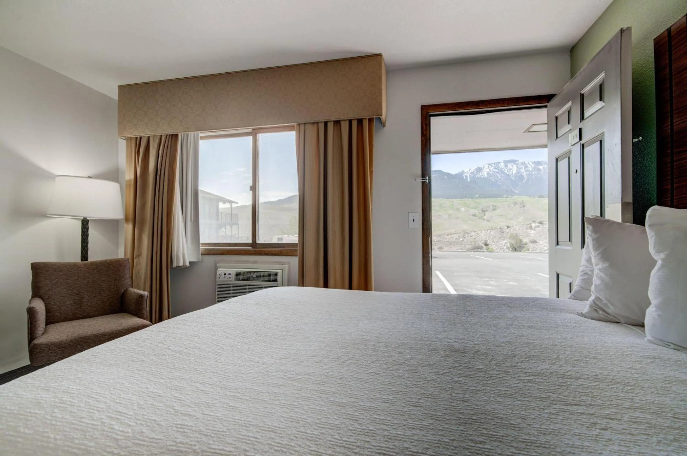 Bedroom, Bed in Ridgeline Hotel at Yellowstone, an Ascend Collection Hotel