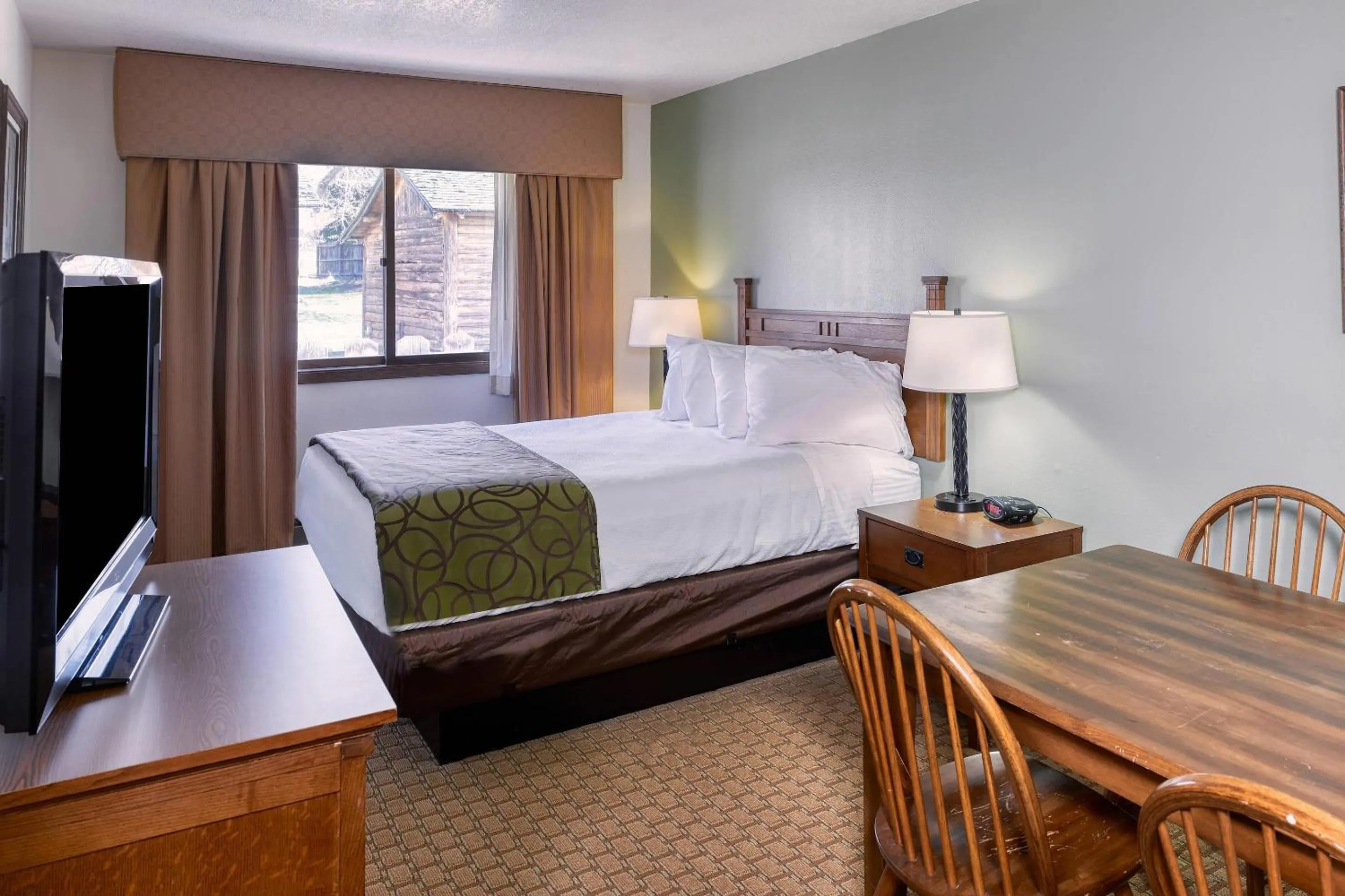Bedroom, Bed in Ridgeline Hotel at Yellowstone, an Ascend Collection Hotel