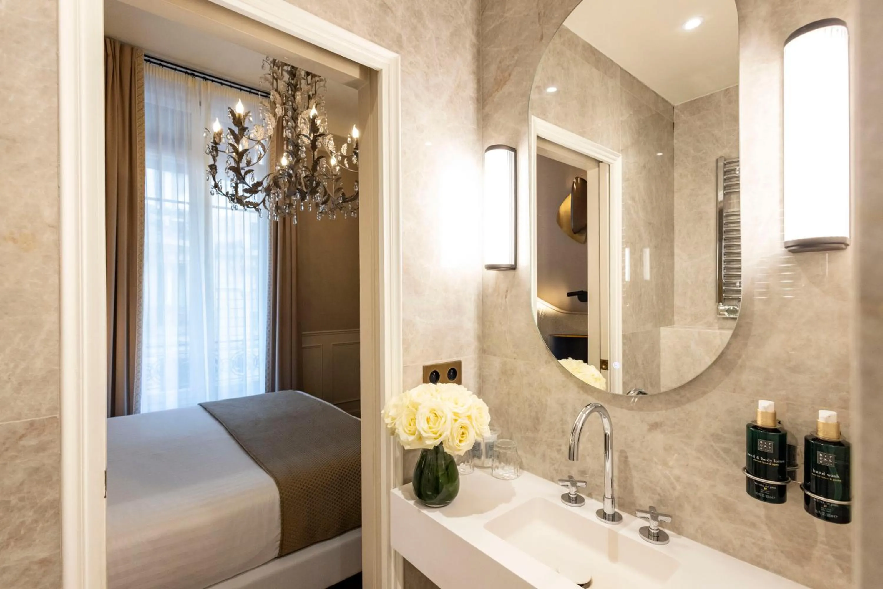 Shower, Bed in Hotel Residence Foch