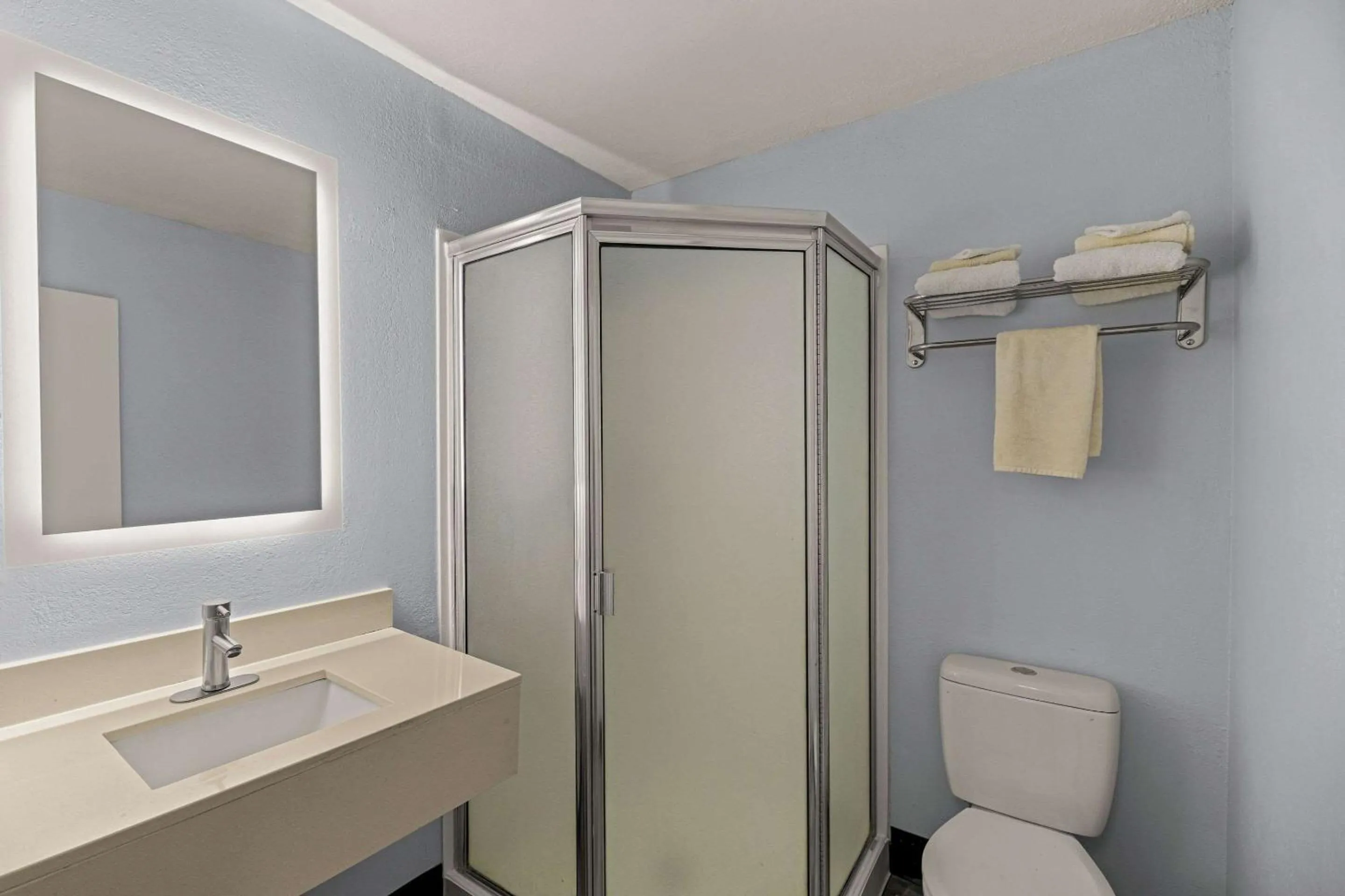 Bedroom in Rodeway Inn Midland South