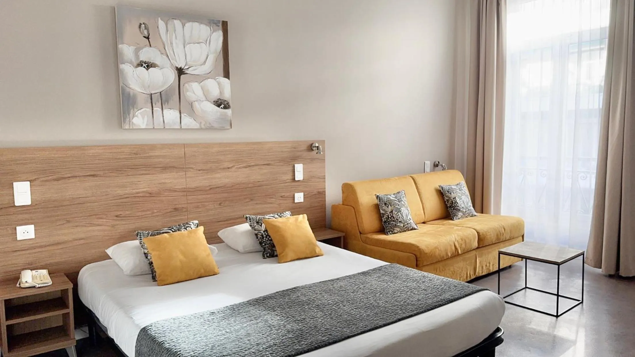 Photo of the whole room, Bed in Hôtel Helvétique