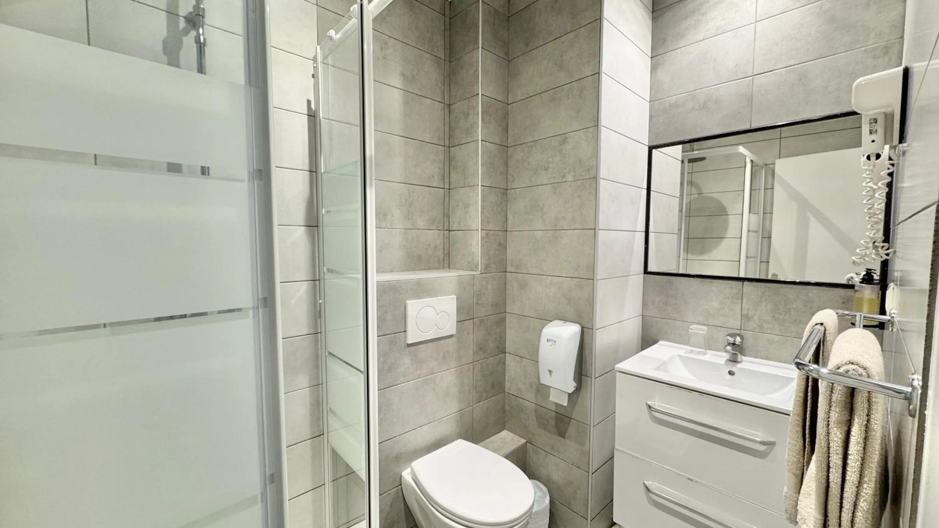 Shower in Hôtel Helvétique