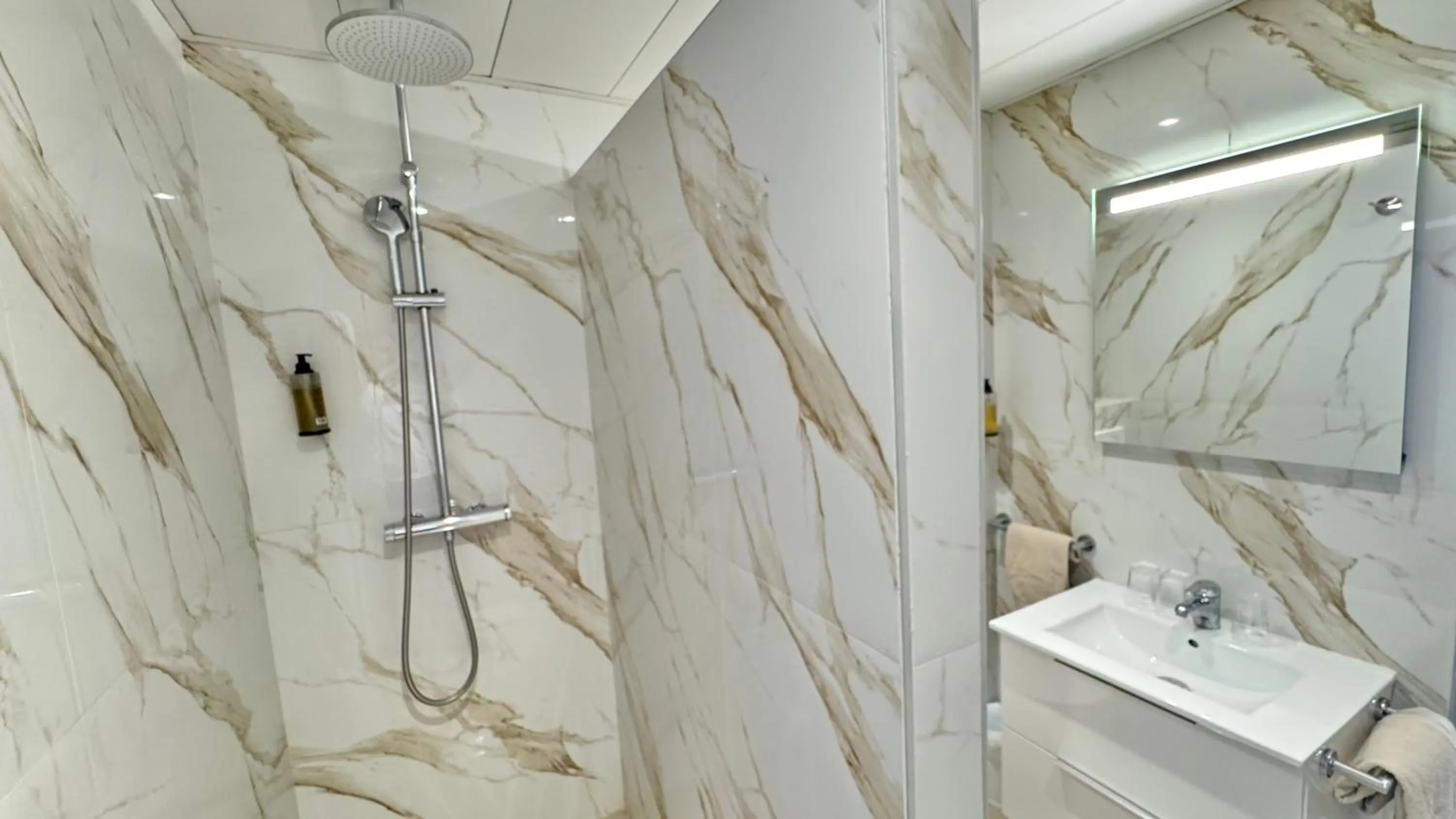 Shower in Hôtel Helvétique