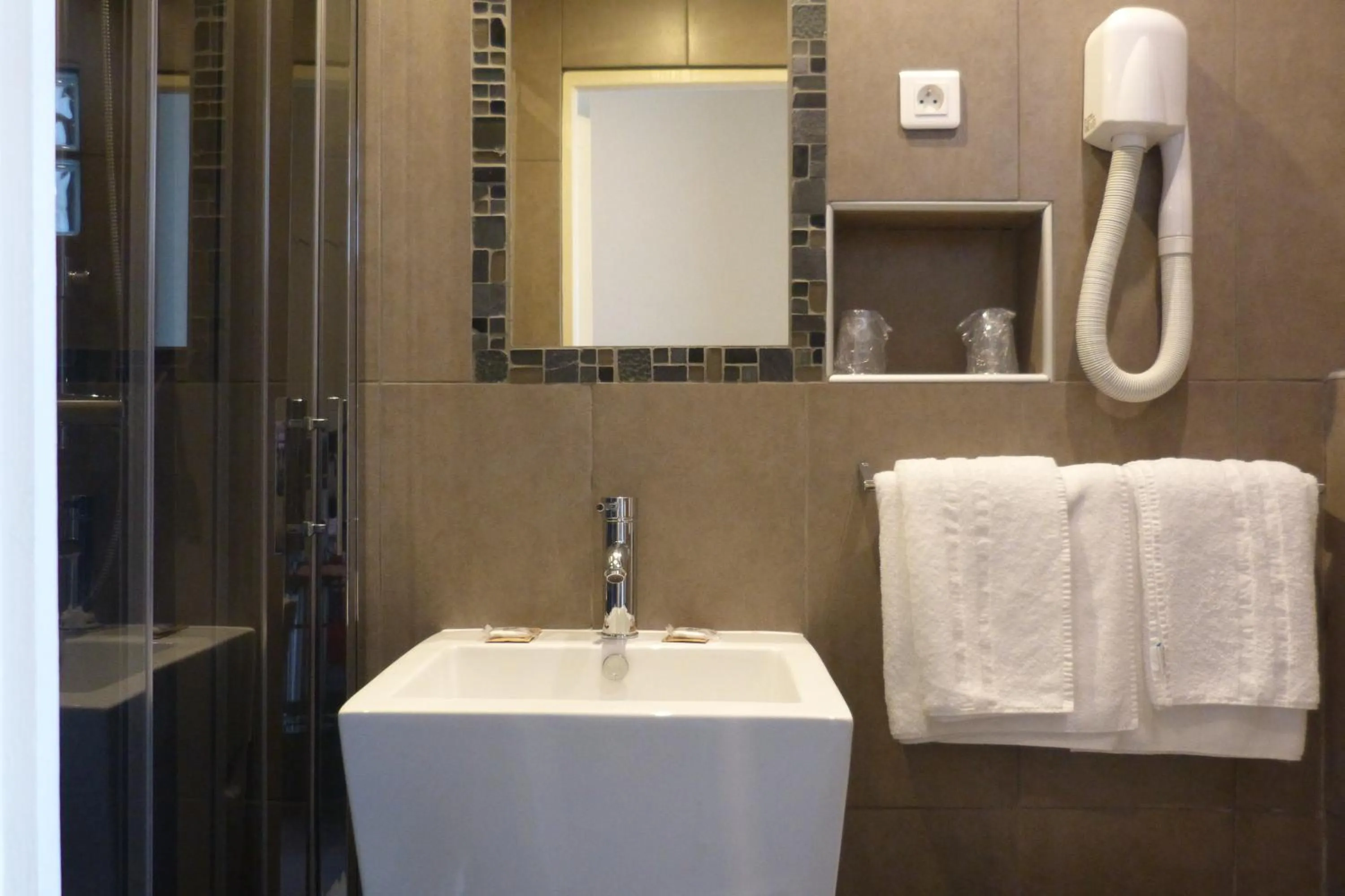 Shower in Hôtel Helvétique