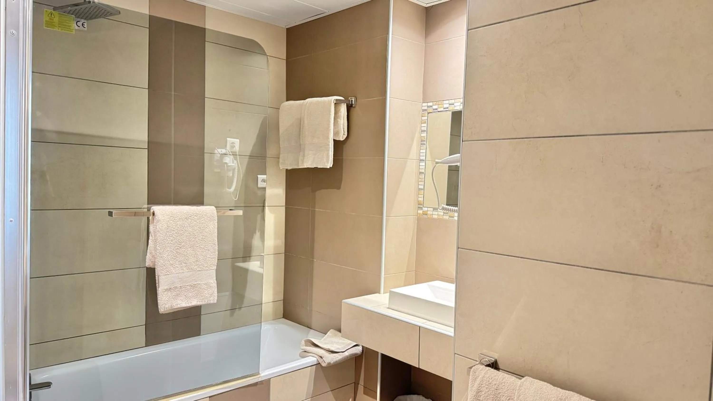 Bathroom in Hôtel Helvétique