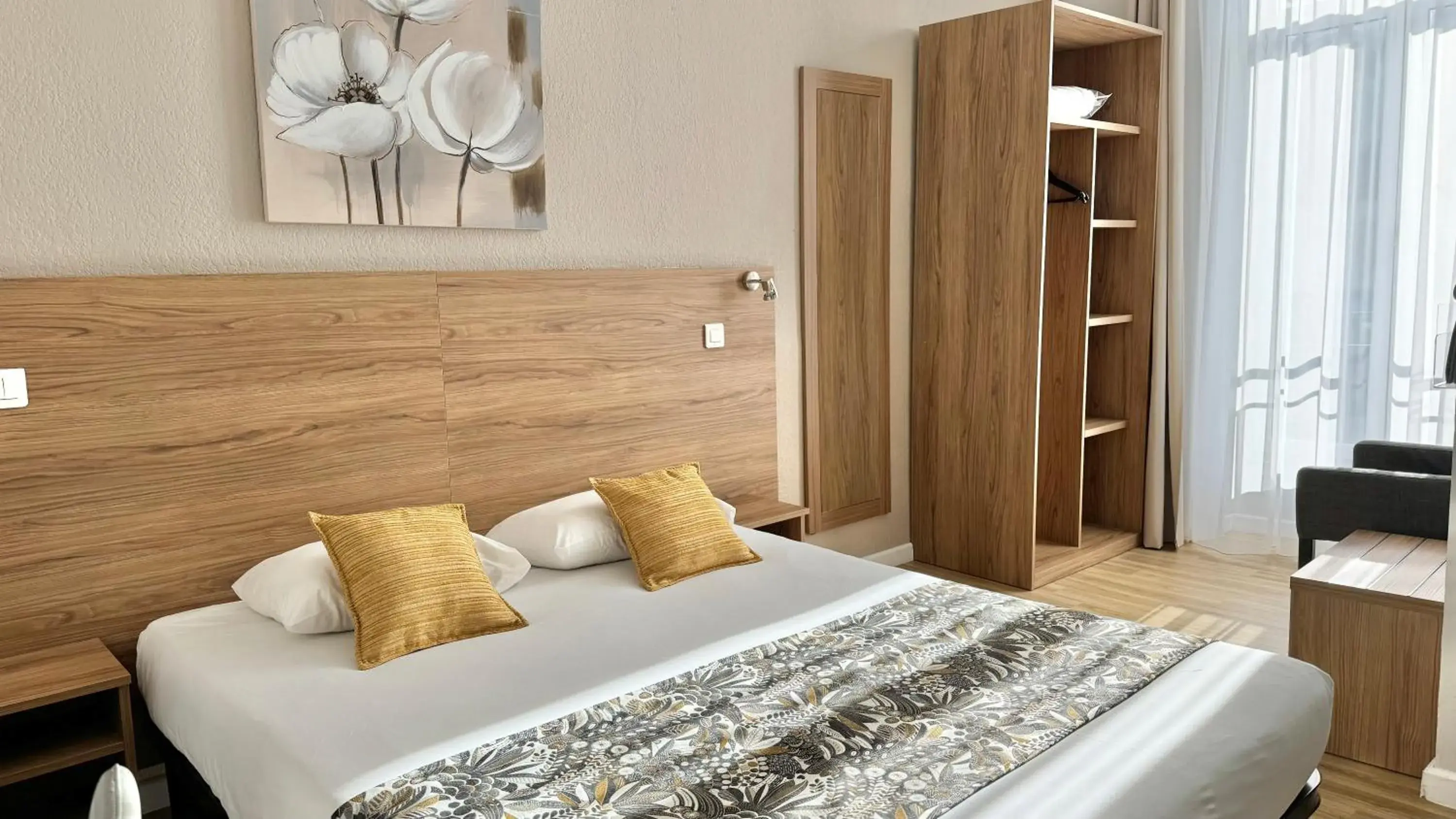 Classic Double Room in Hôtel Helvétique Classic Double Room in Hôtel Helvétique