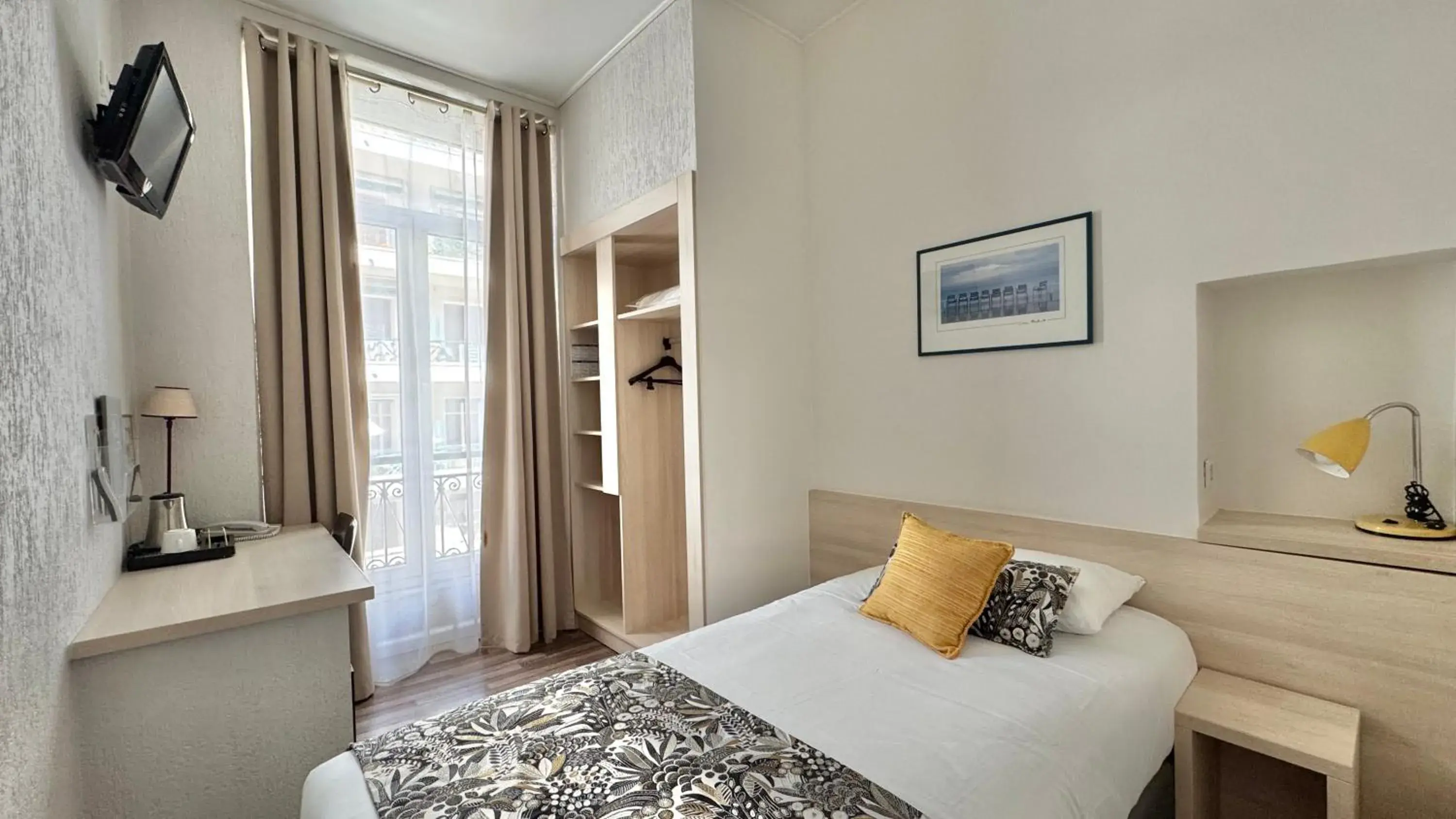 Budget Single Room in Hôtel Helvétique Budget Single Room in Hôtel Helvétique