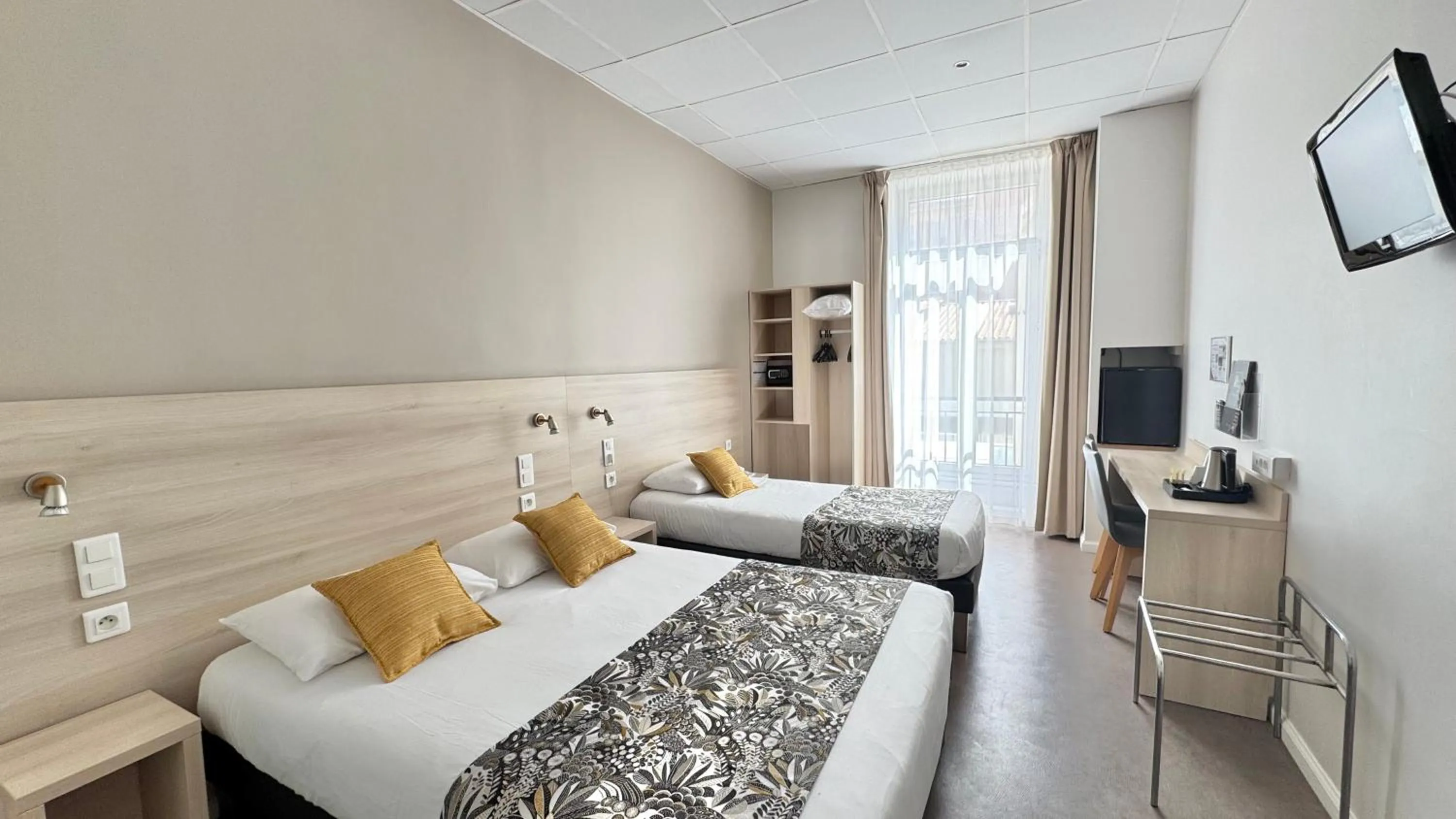 Photo of the whole room, Bed in Hôtel Helvétique