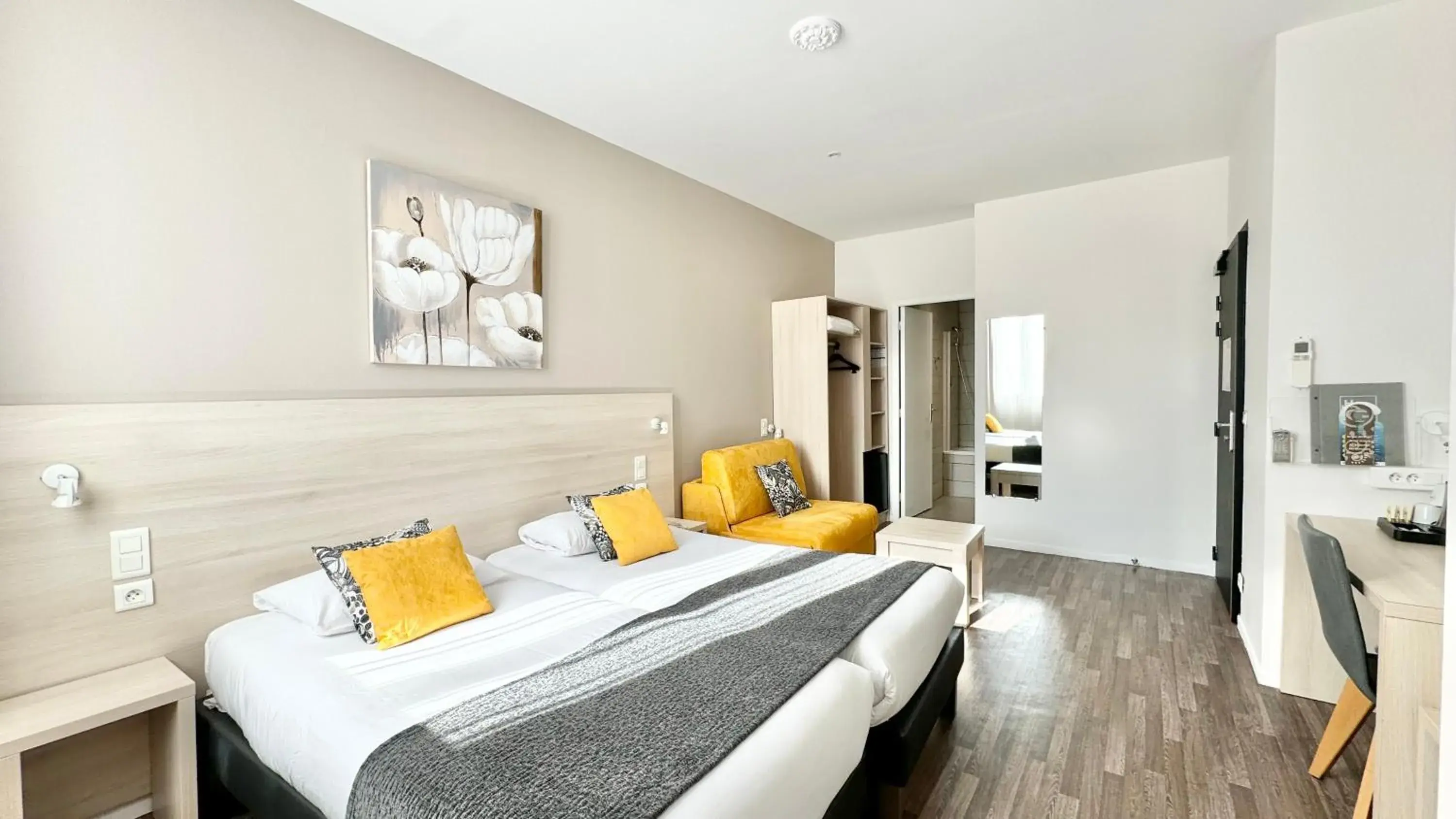 Deluxe Twin Room in Hôtel Helvétique Deluxe Twin Room in Hôtel Helvétique