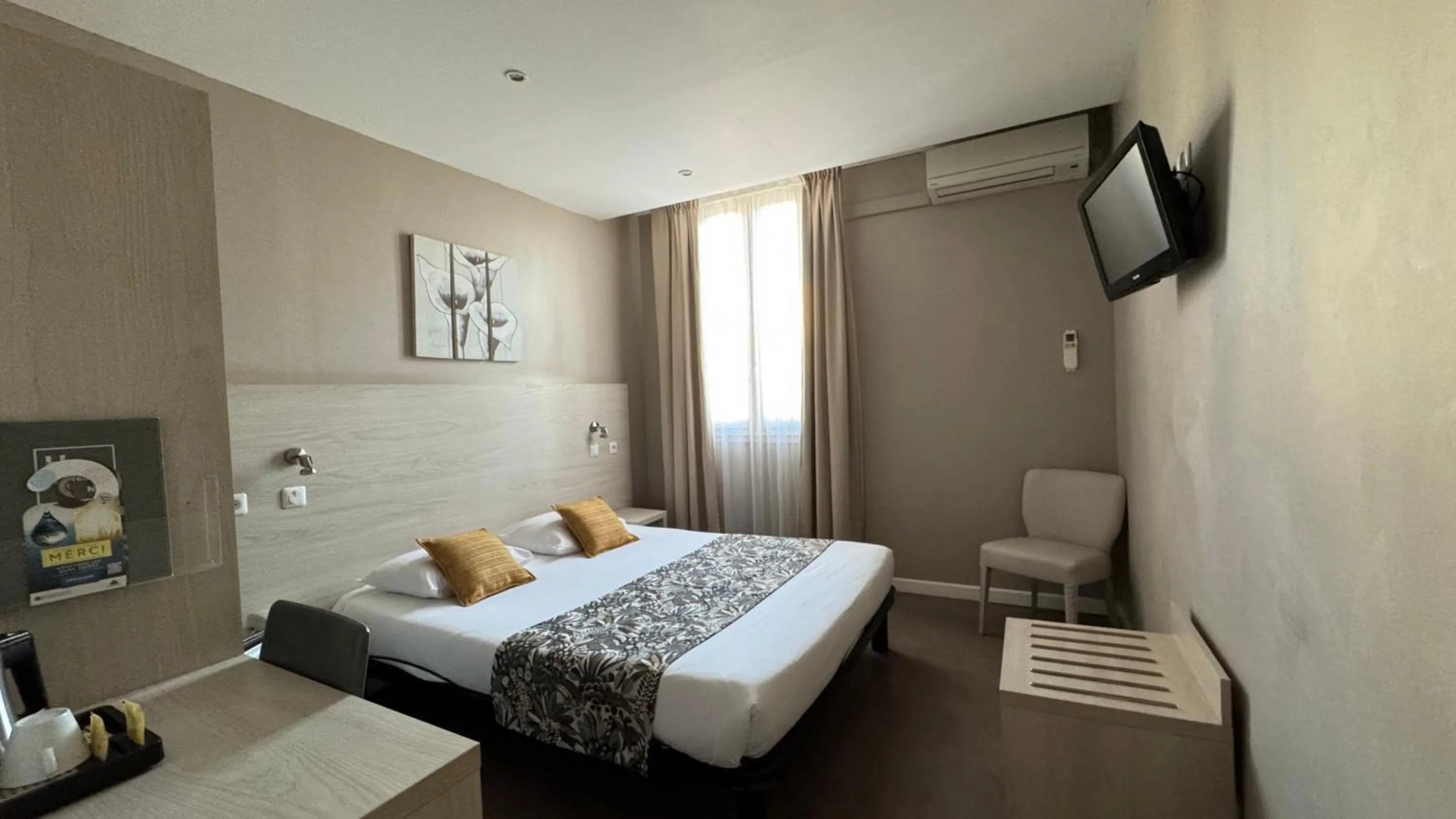 Photo of the whole room, Bed in Hôtel Helvétique