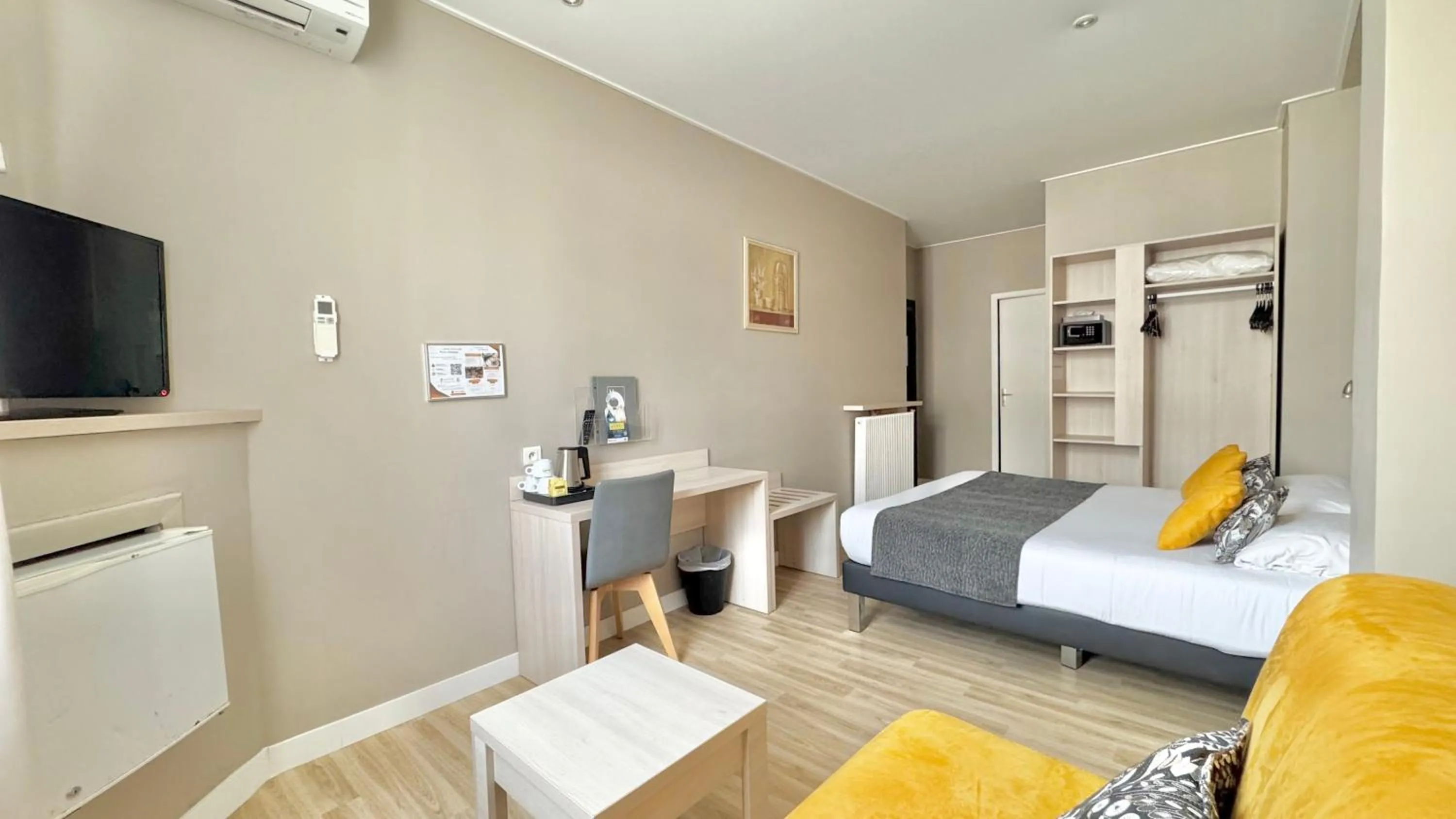 Photo of the whole room, Bed in Hôtel Helvétique