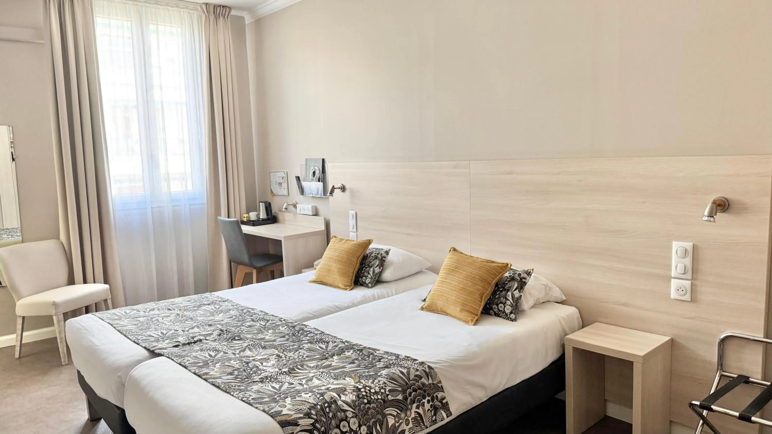 Photo of the whole room, Bed in Hôtel Helvétique