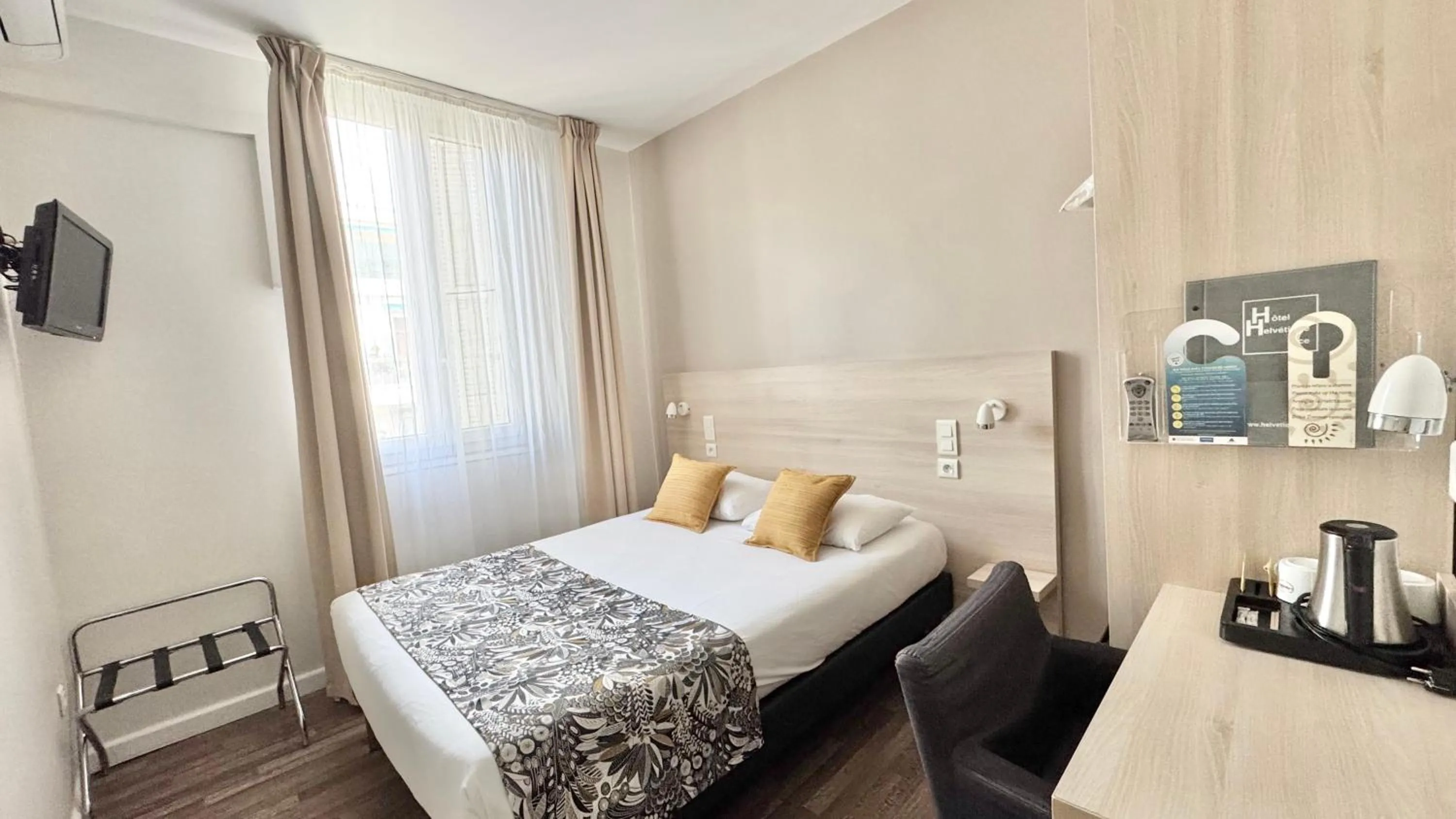 Photo of the whole room, Bed in Hôtel Helvétique