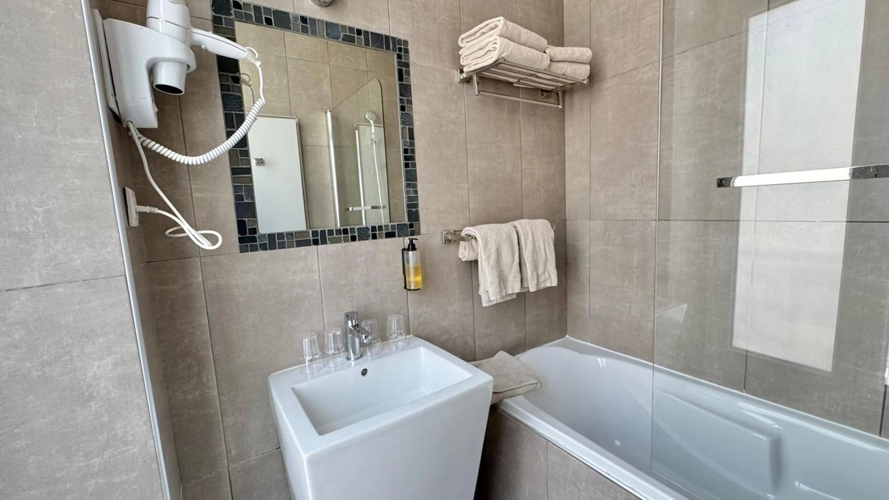 Bathroom in Hôtel Helvétique