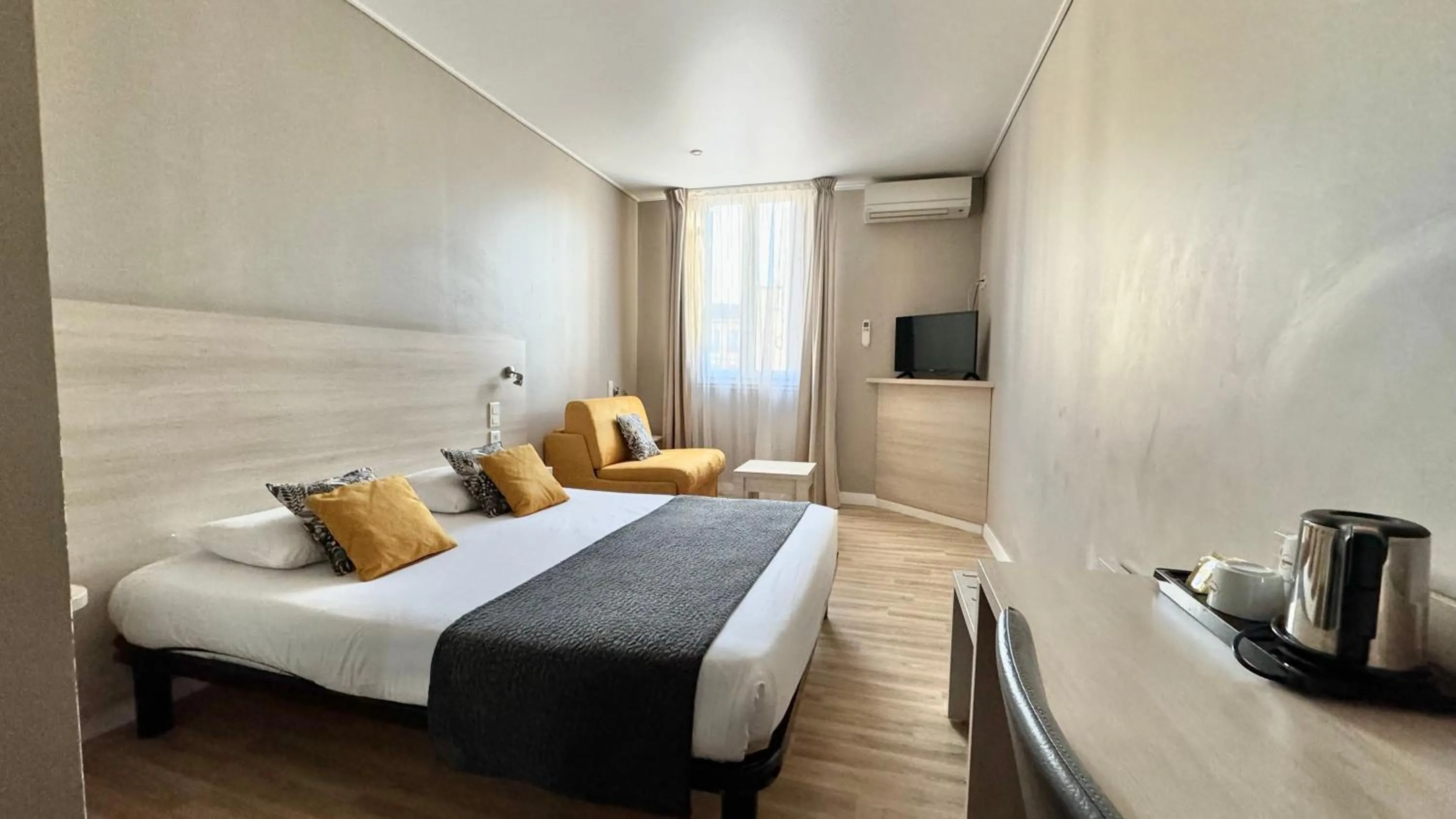 Photo of the whole room, Bed in Hôtel Helvétique