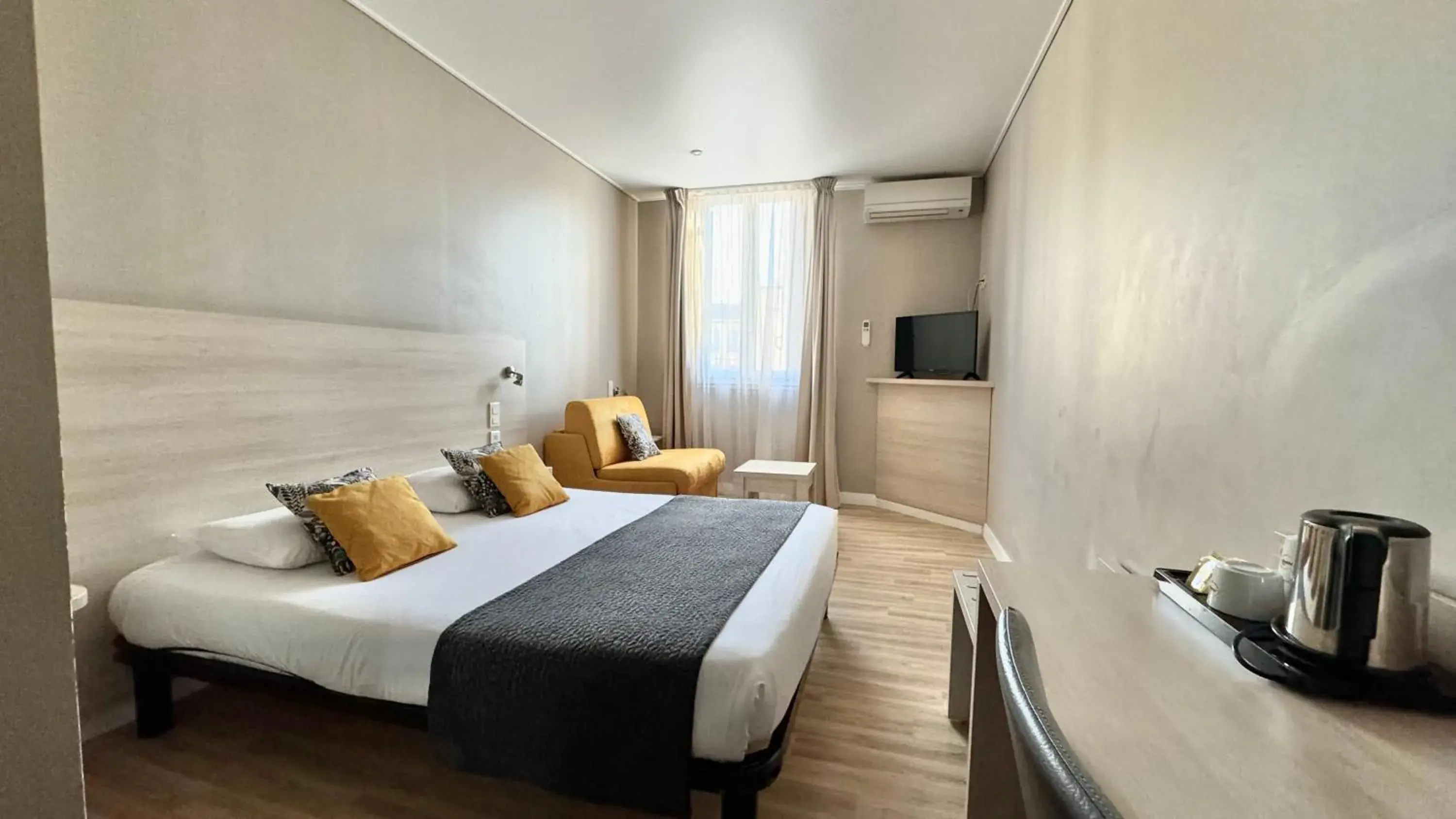 Deluxe Double Room in Hôtel Helvétique Deluxe Double Room in Hôtel Helvétique