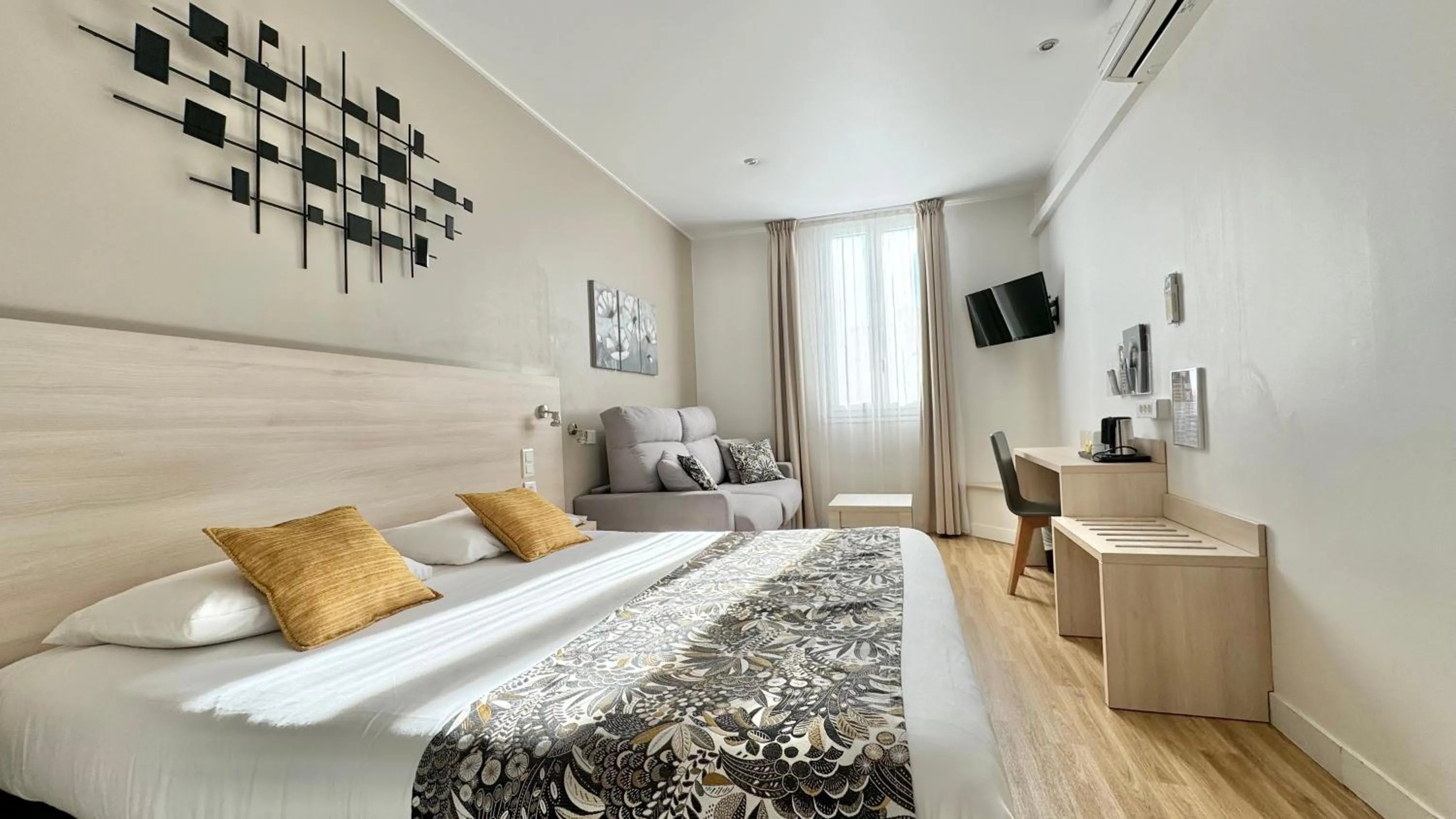 Bedroom, Bed in Hôtel Helvétique