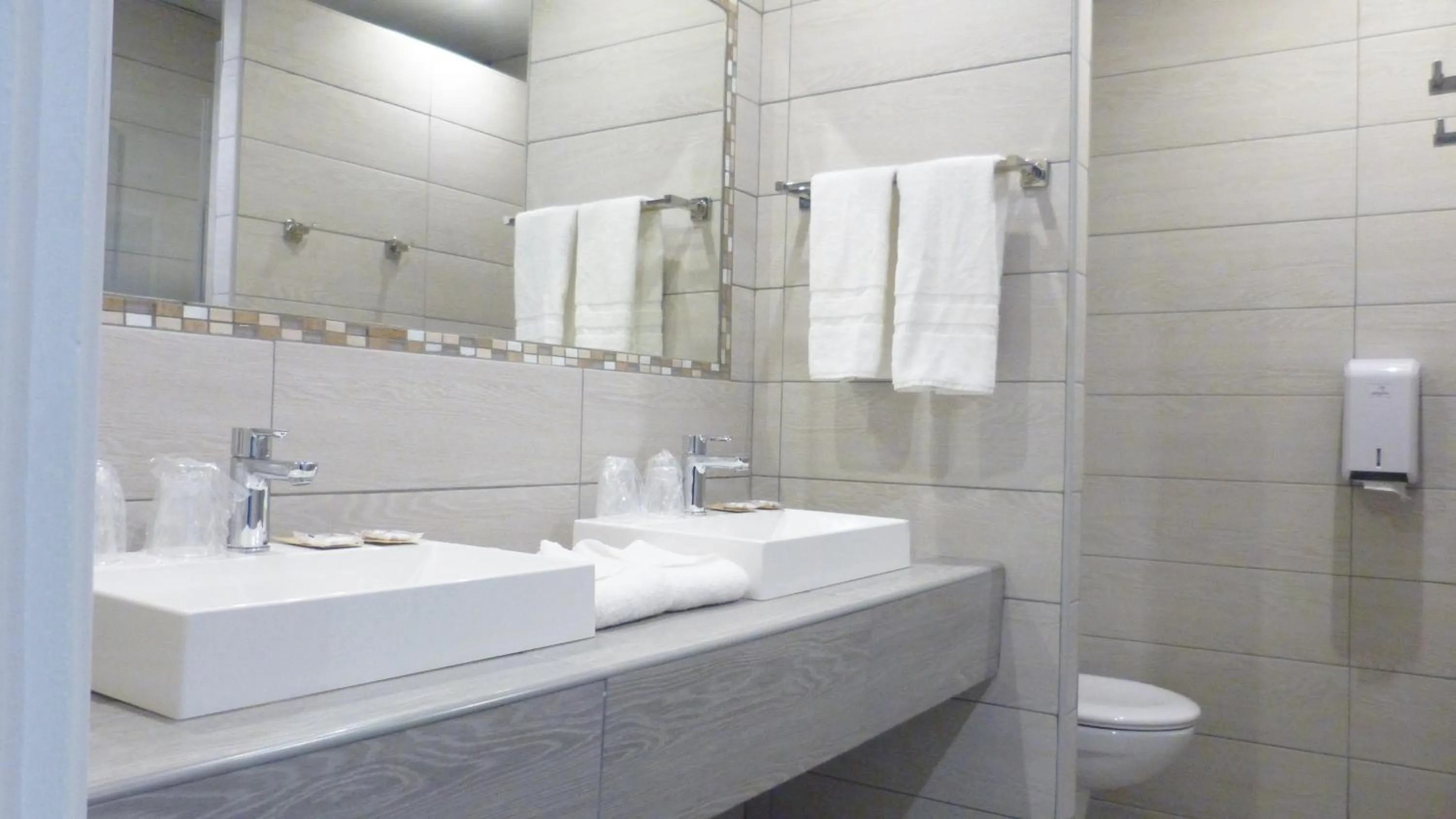 Shower in Hôtel Helvétique