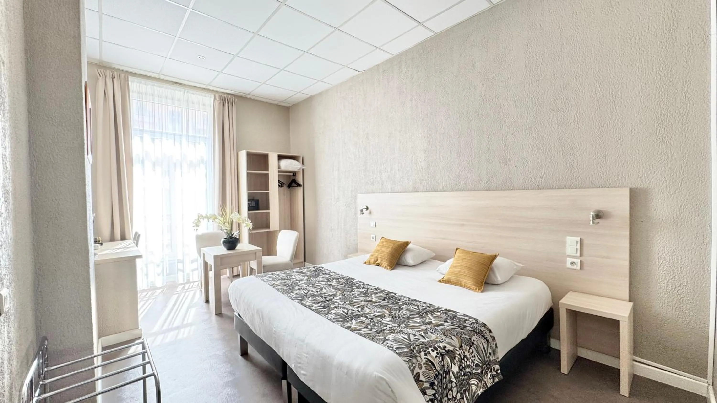 Photo of the whole room, Bed in Hôtel Helvétique