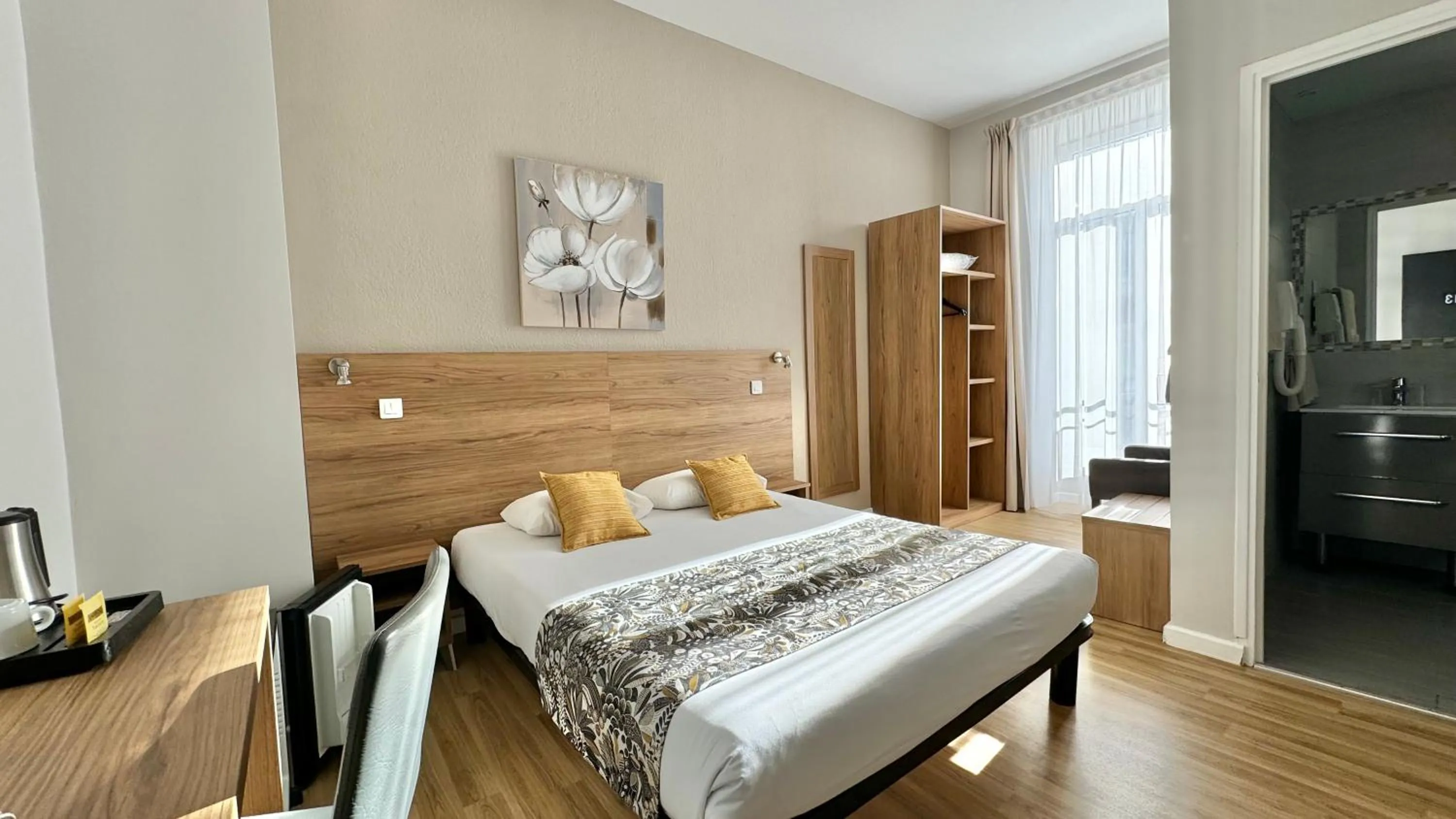 Photo of the whole room, Bed in Hôtel Helvétique