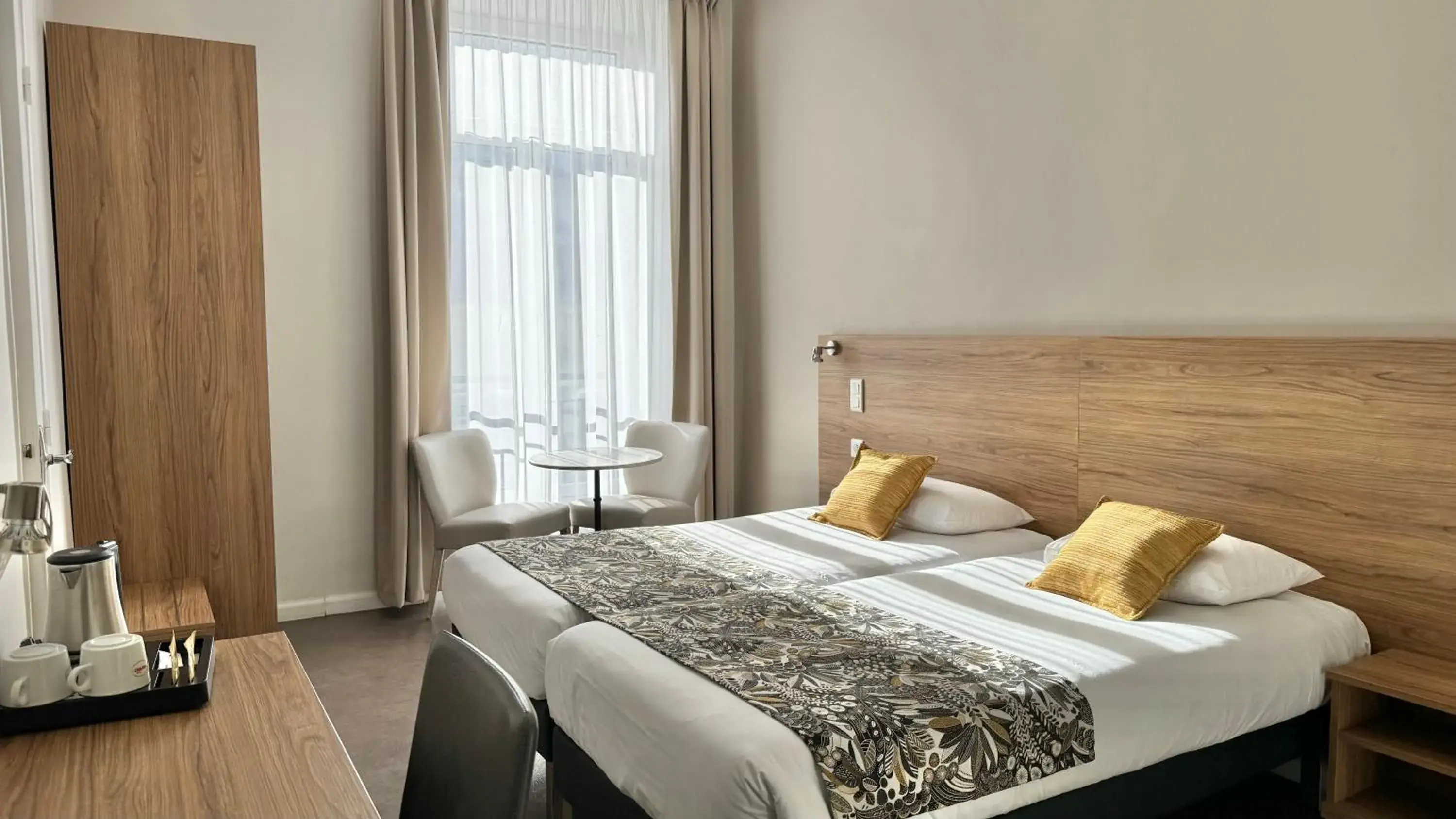 Twin Room in Hôtel Helvétique Twin Room in Hôtel Helvétique